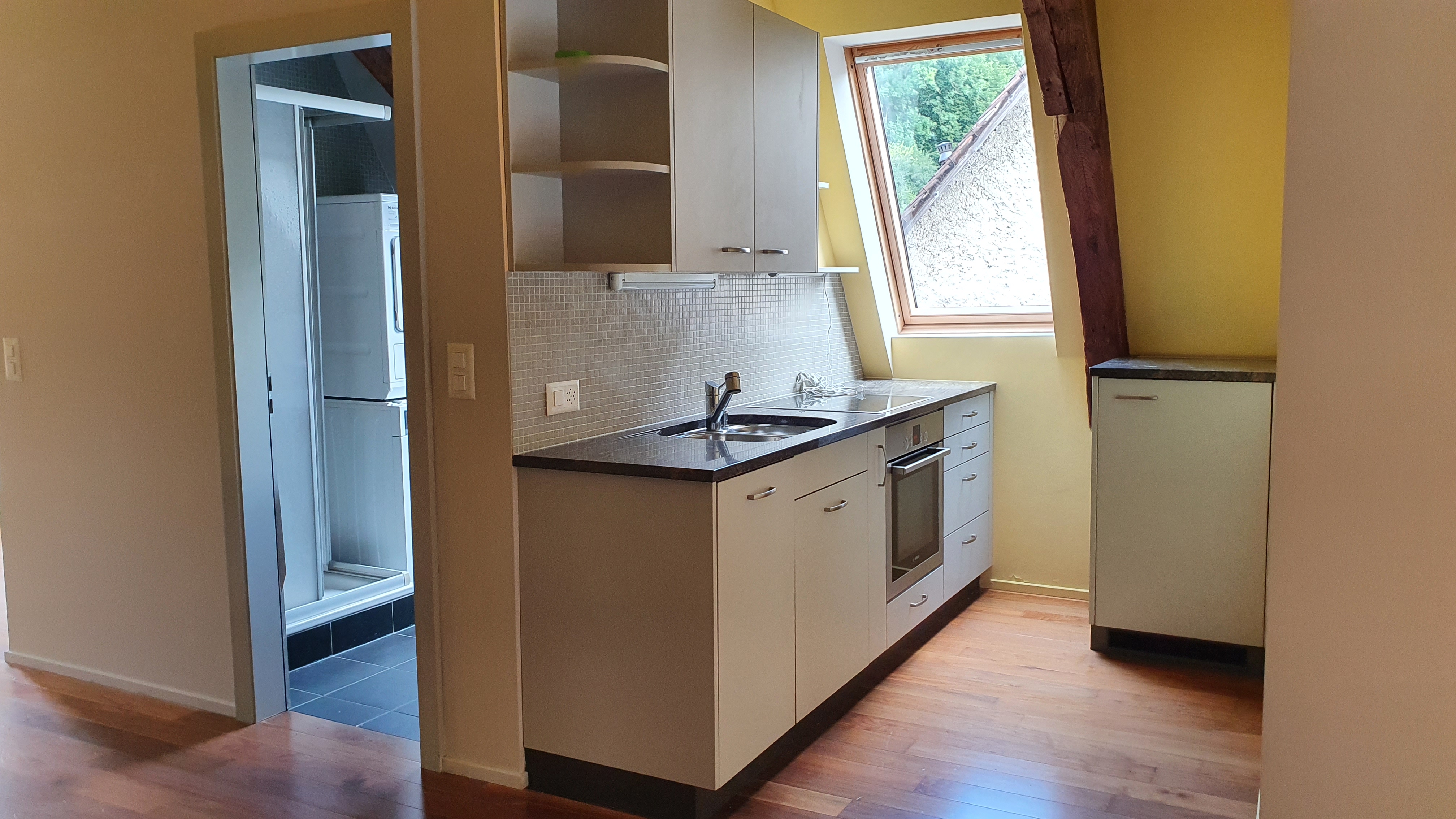 Helle Küche mit Dachfenster