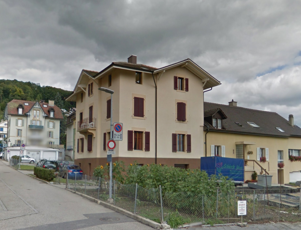 Straßenansicht eines Wohnhauses mit Nachbargebäuden