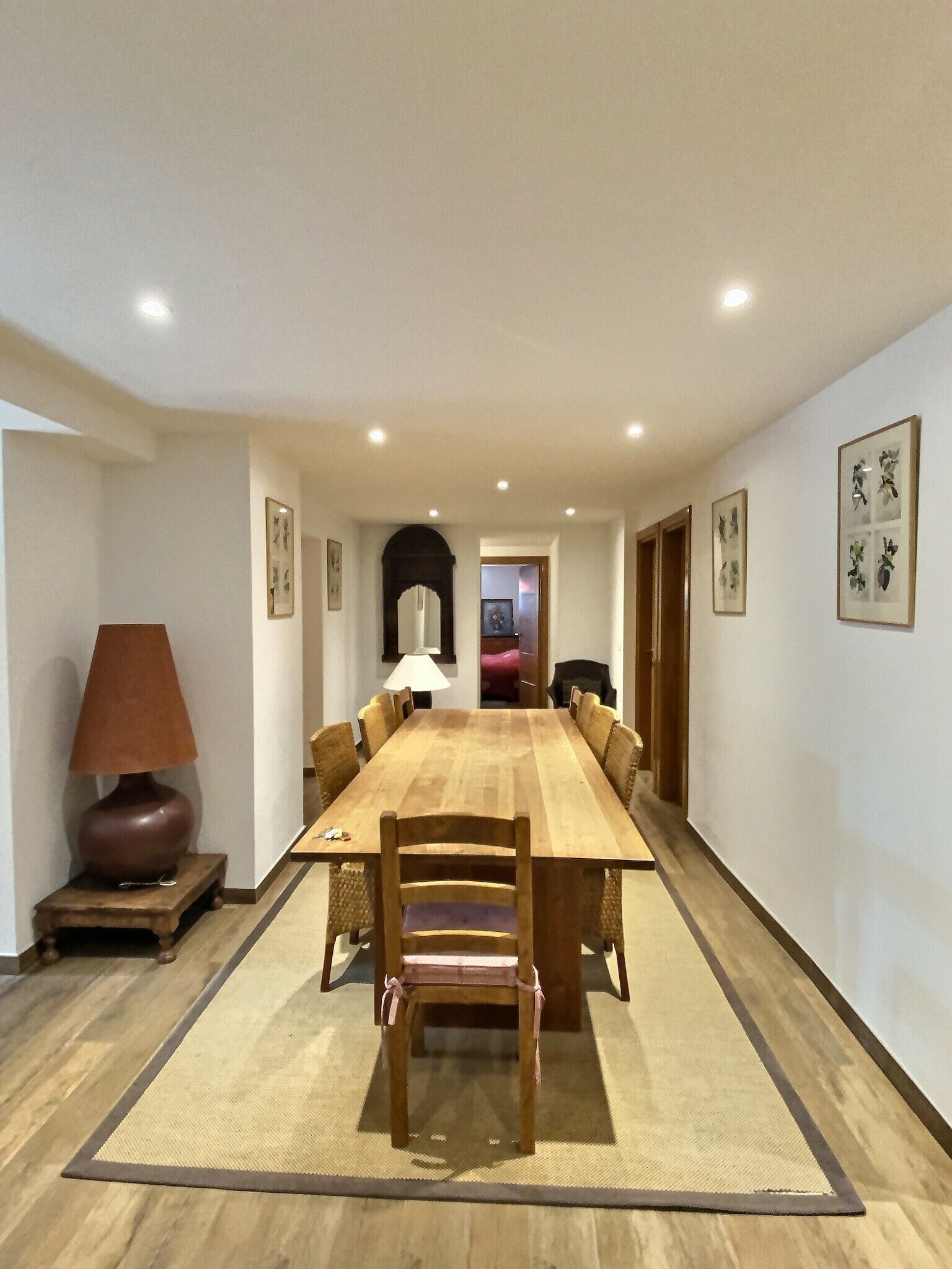 Esszimmer mit langem Holztisch