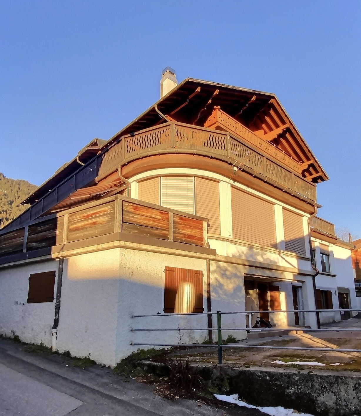 Alpenhaus mit Holzbalkon