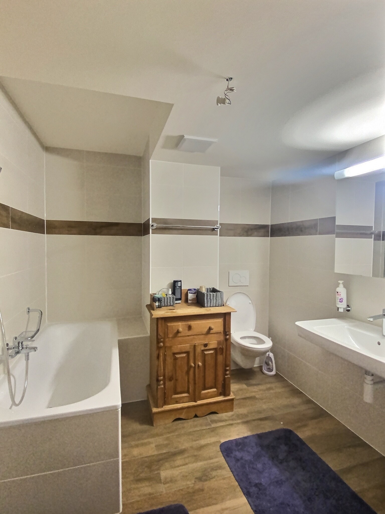 Badezimmer mit Badewanne, WC und Waschtisch
