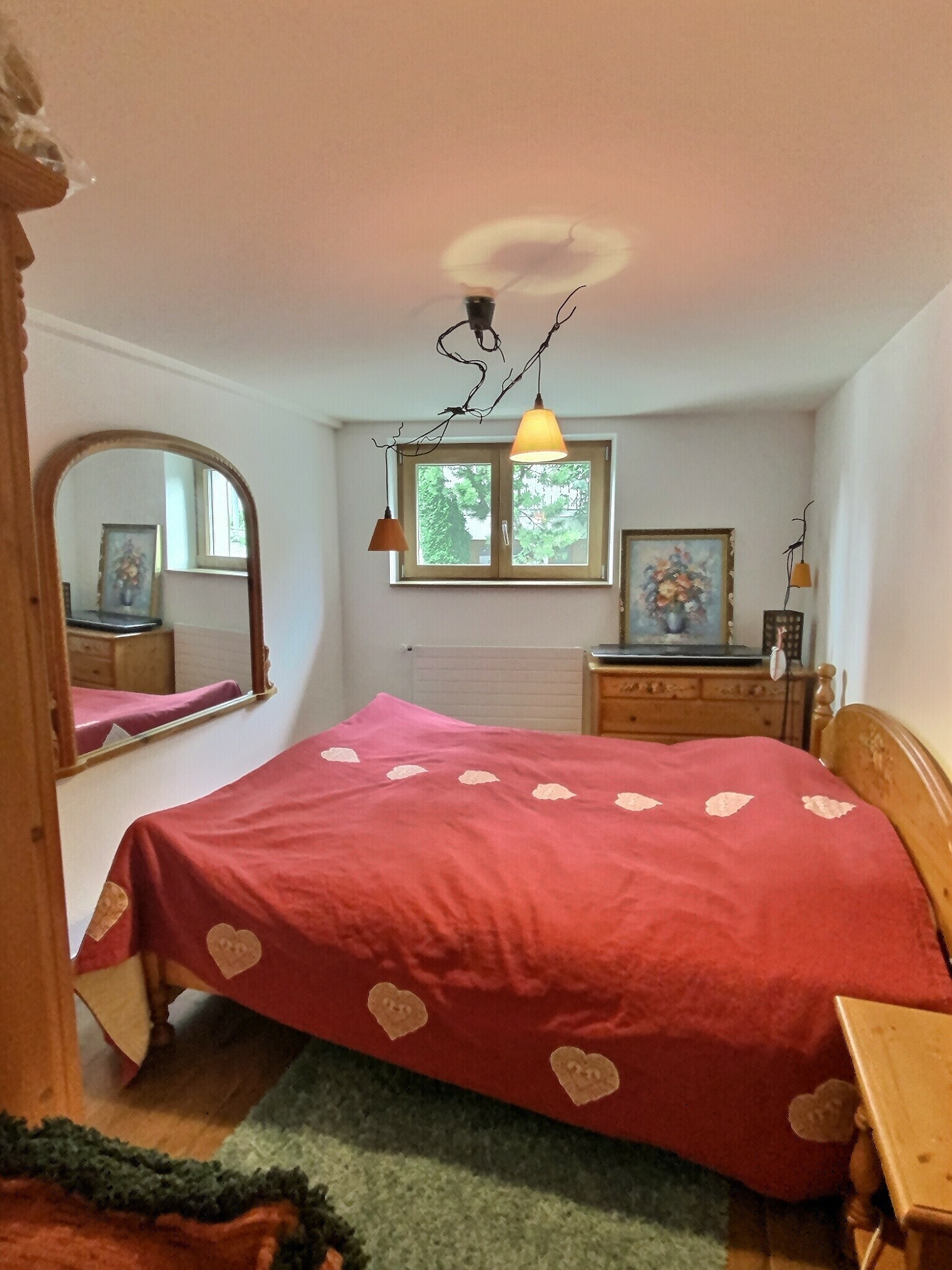 Gemütliches Schlafzimmer mit rotem Bettüberwurf