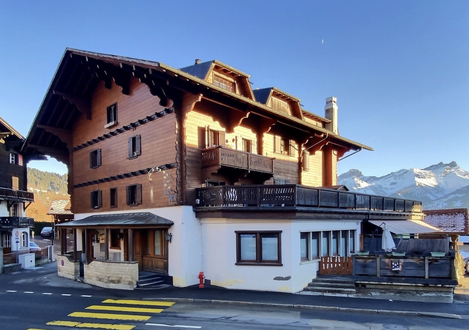 Alpenchalet mit Bergblick