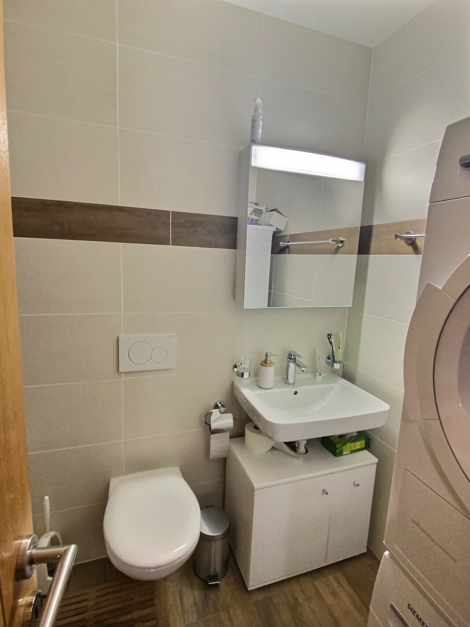 Kompaktes Gäste-WC mit Waschtisch und Spiegel