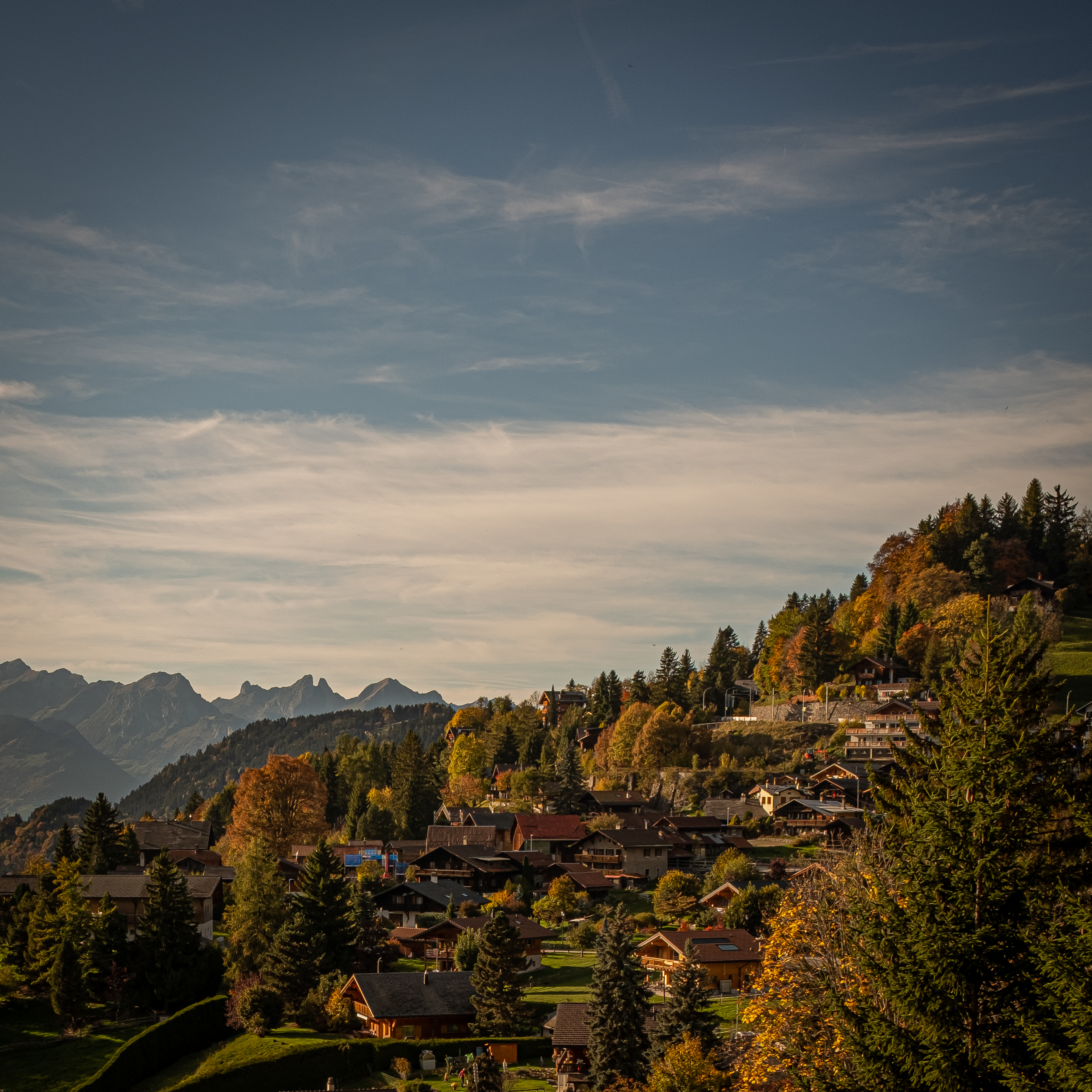 Bergdorf mit Alpenpanorama