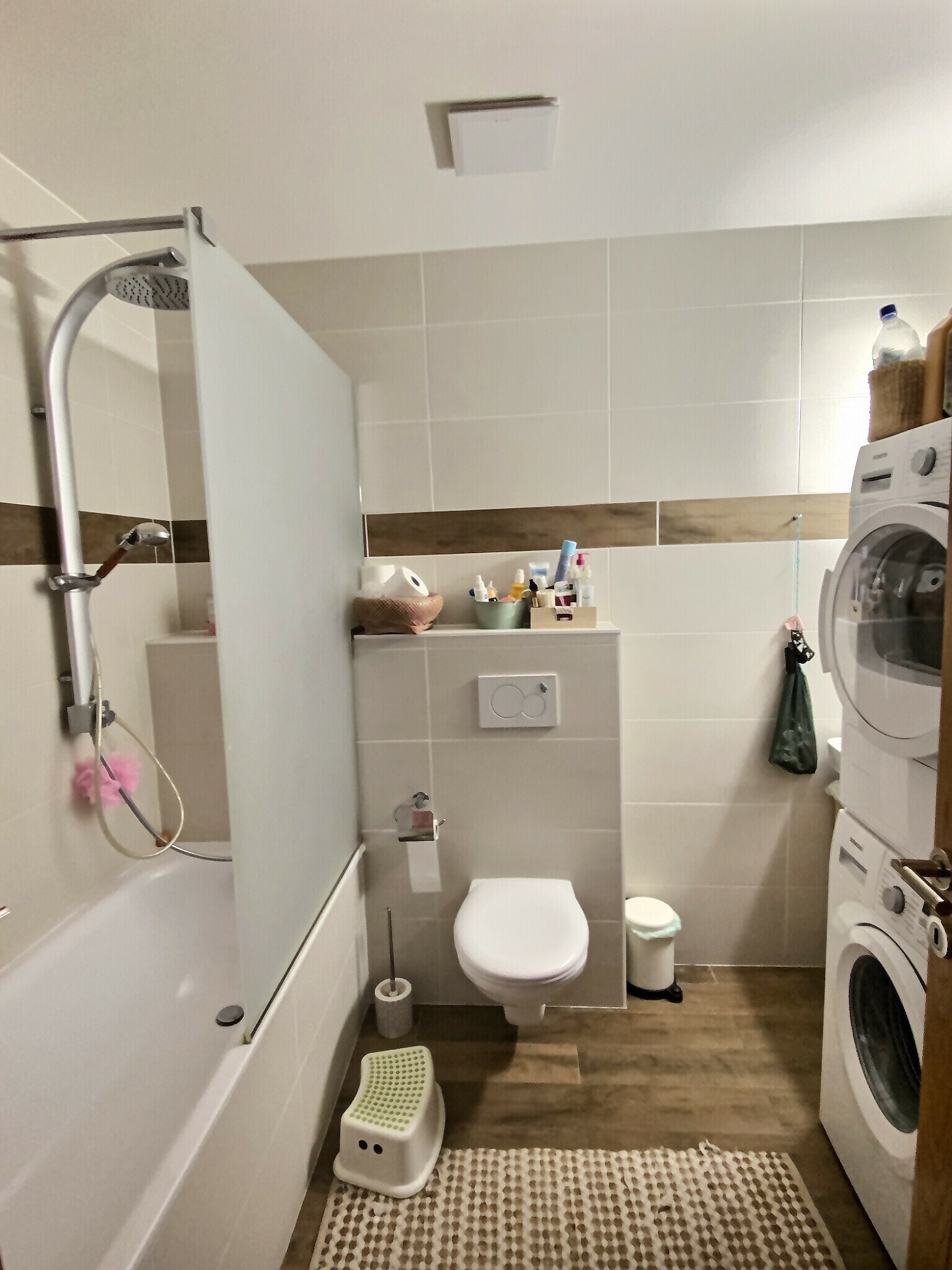 Kompaktes Badezimmer mit Badewanne und WC