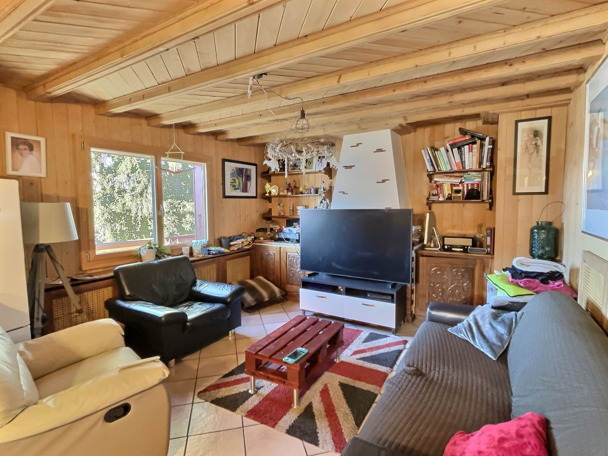 Gemütliches, rustikales Wohnzimmer mit Holzverkleidung