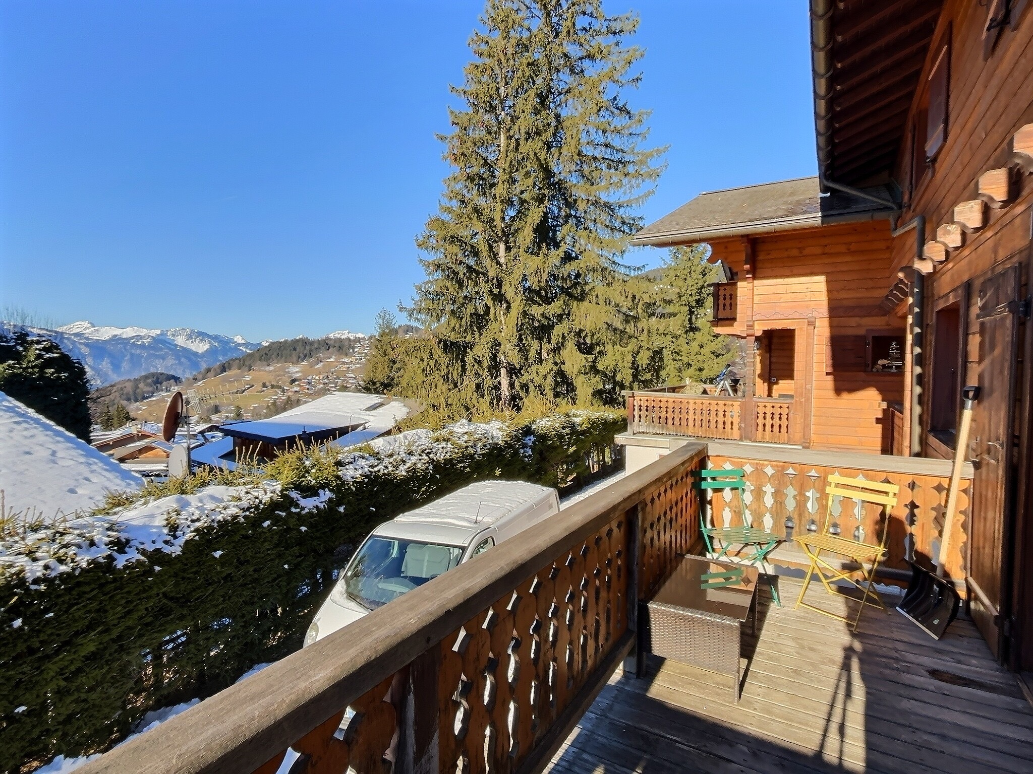 Balkon mit Bergblick im Chalet-Stil