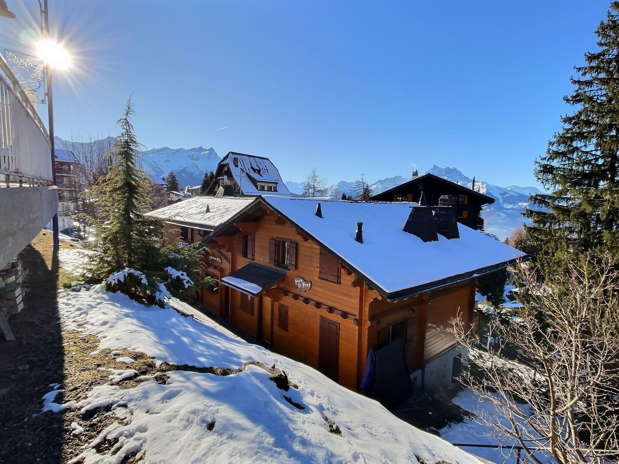 Alpines Chalet mit Schneelandschaft