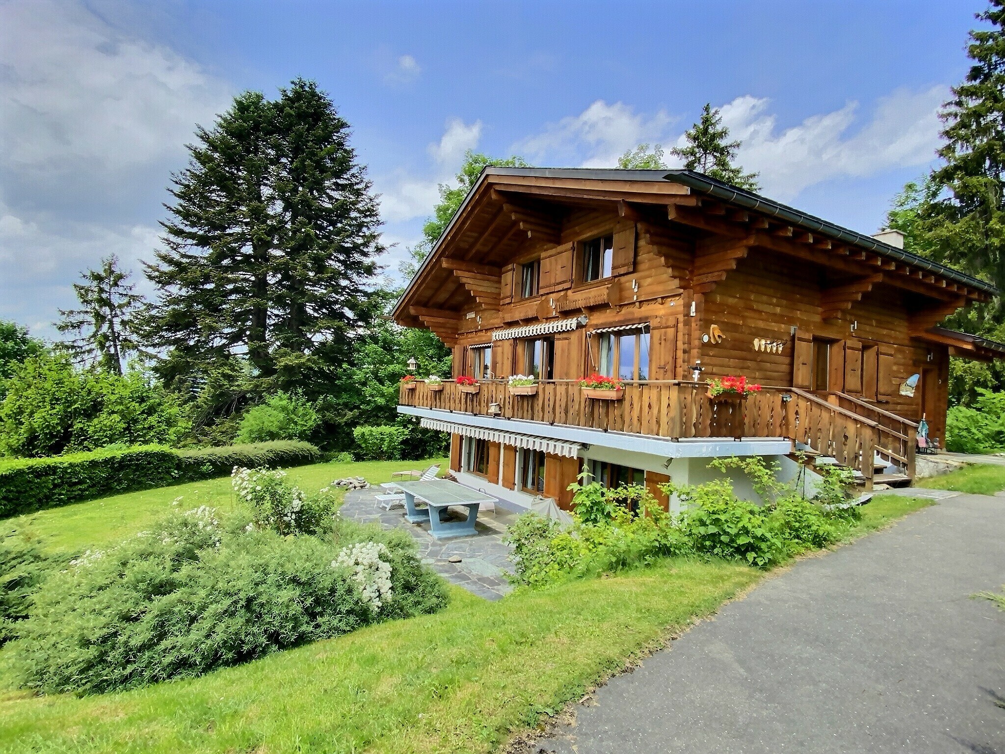 Alpenchalet mit Balkon und Garten