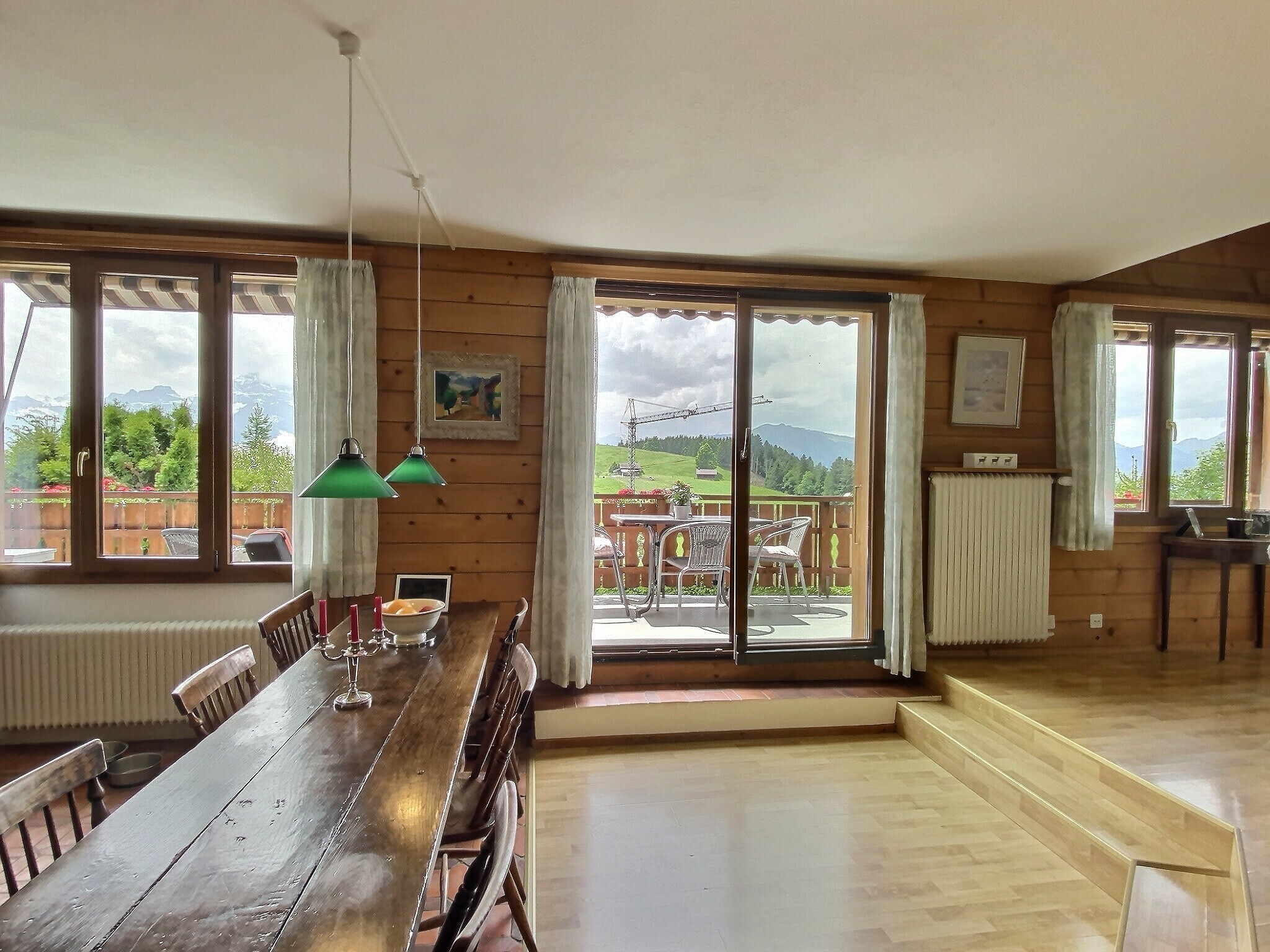 Gemütlicher Essbereich mit Alpenblick