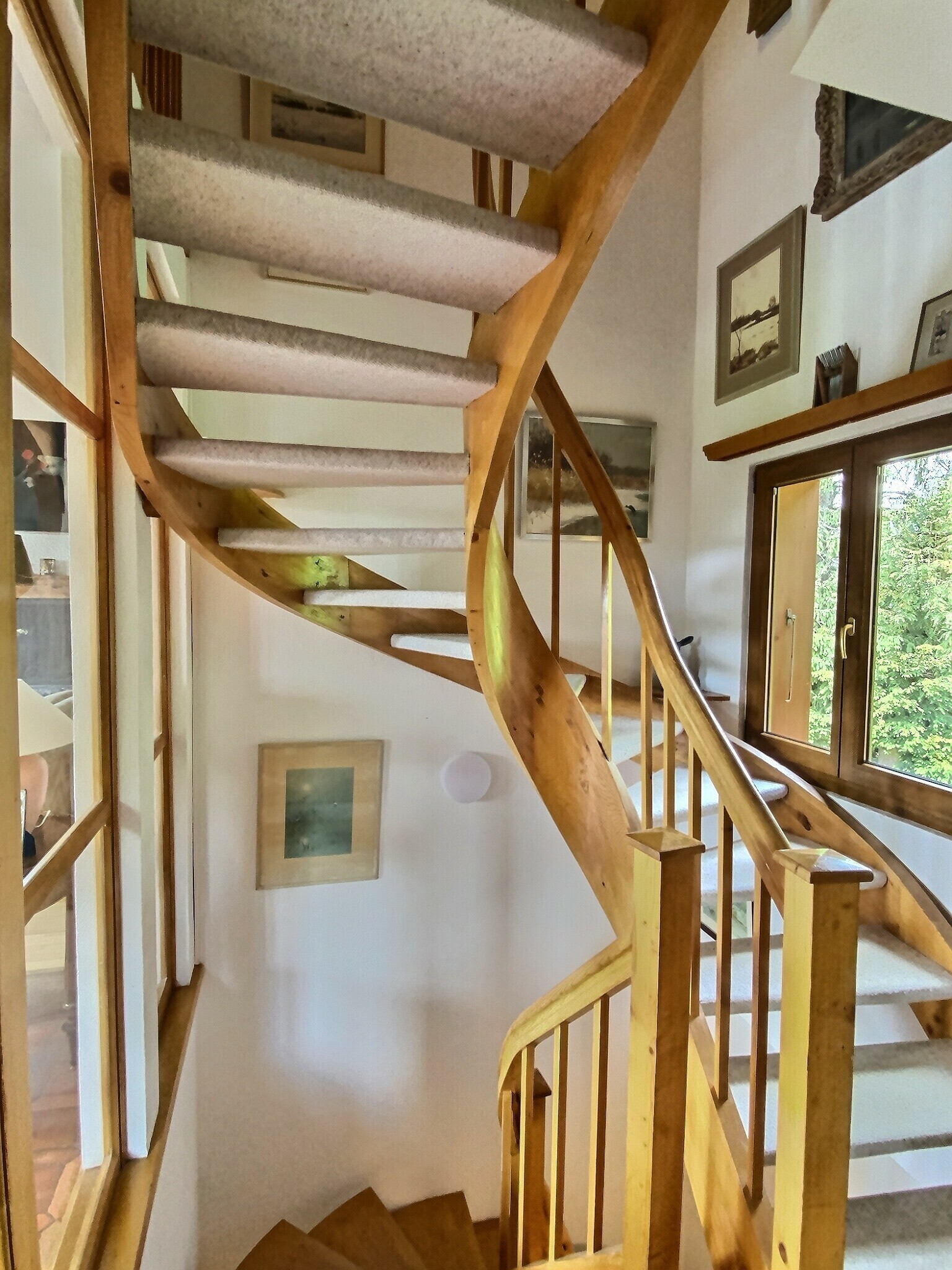 Treppenhaus mit Holztreppe