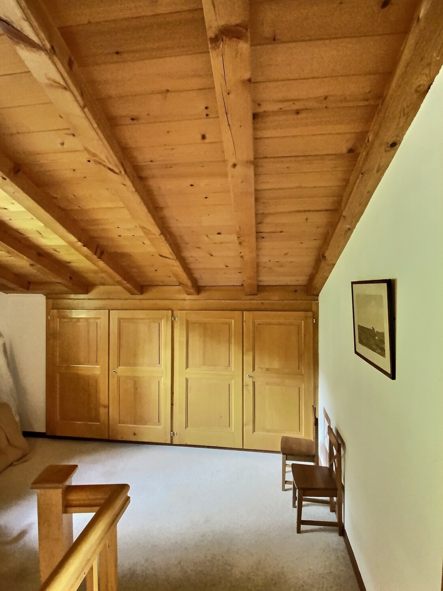 Dachgeschoss-Flur mit Holzvertäfelung und Stauraum