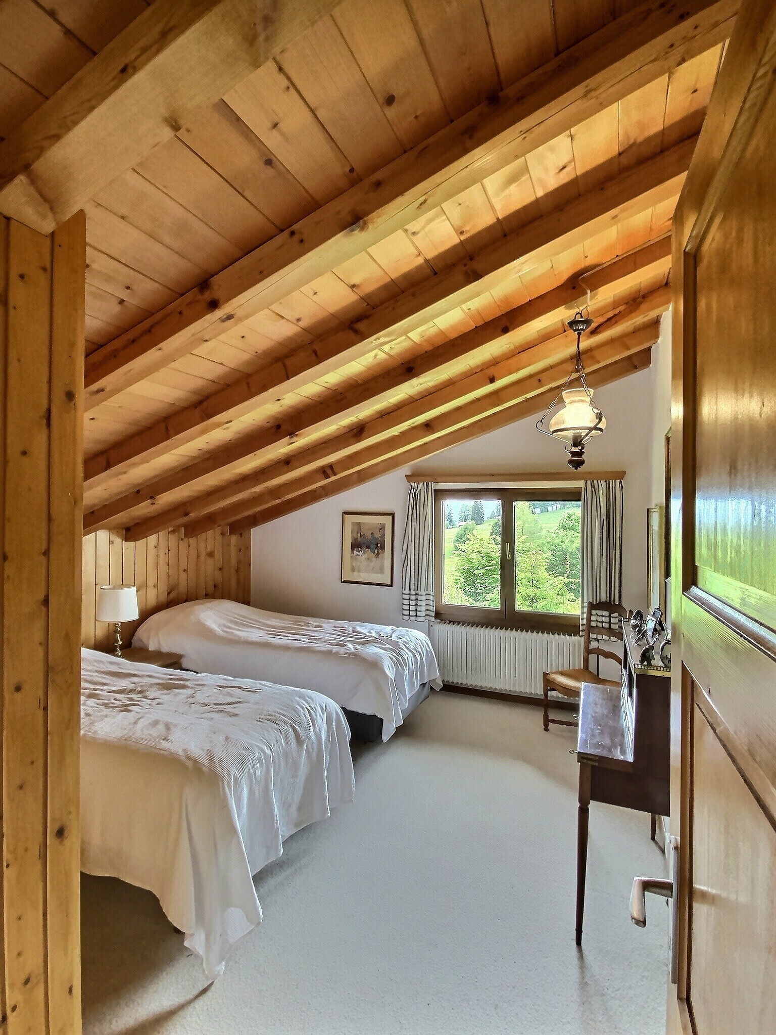 Gemütliches Dachgeschoss-Schlafzimmer mit Holzbalken
