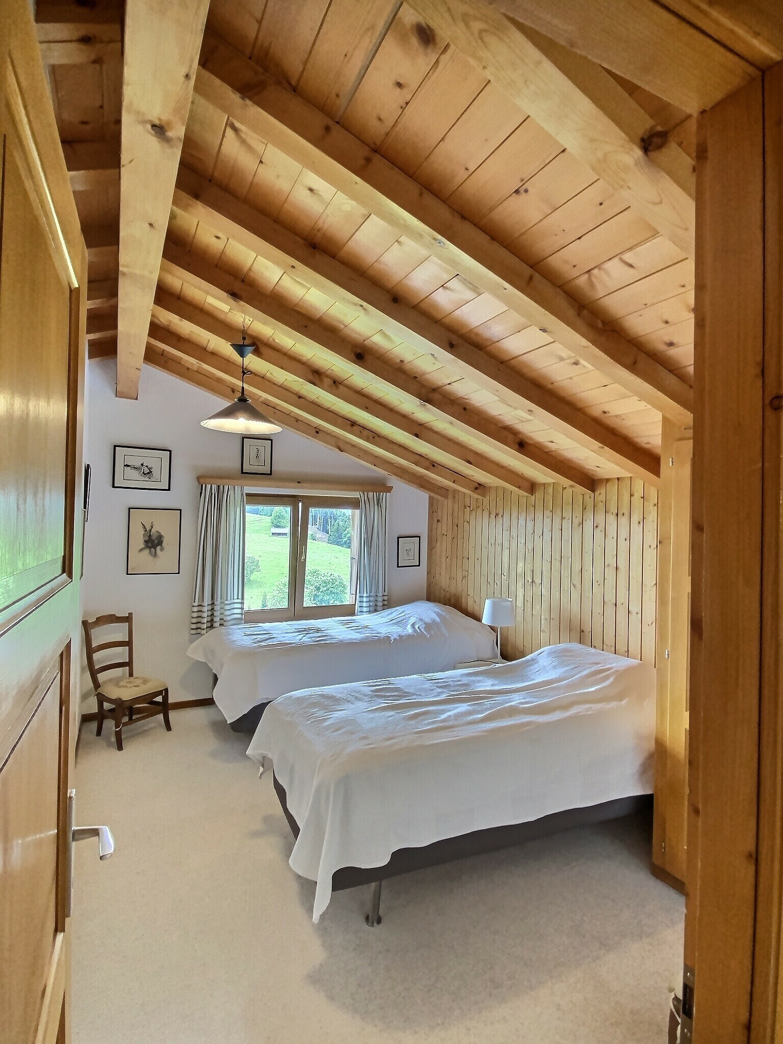 Dachgeschoss-Schlafzimmer mit Holzverkleidung