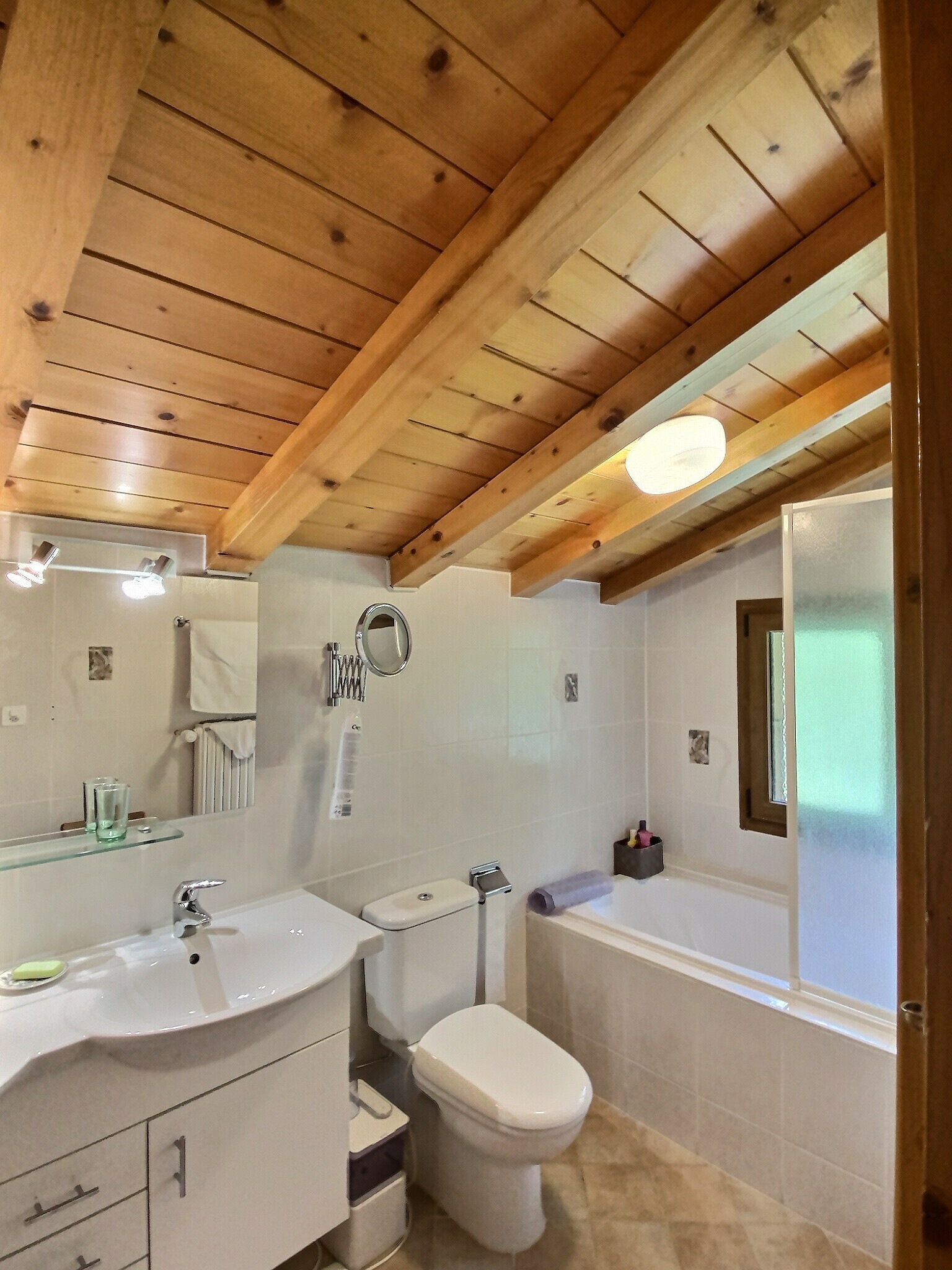 Badezimmer mit Holzbalkendecke