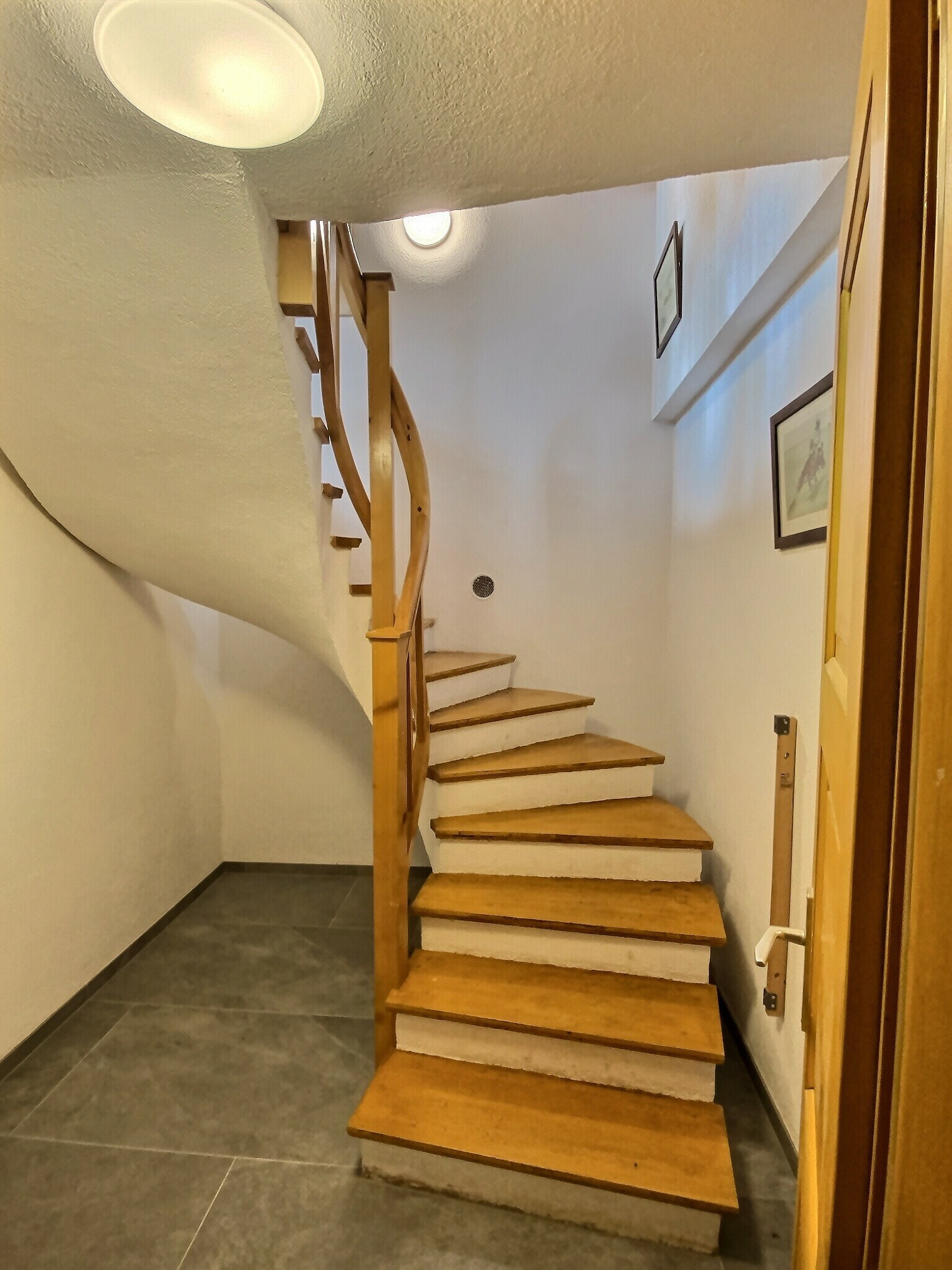 Treppenhaus mit Holzstufen