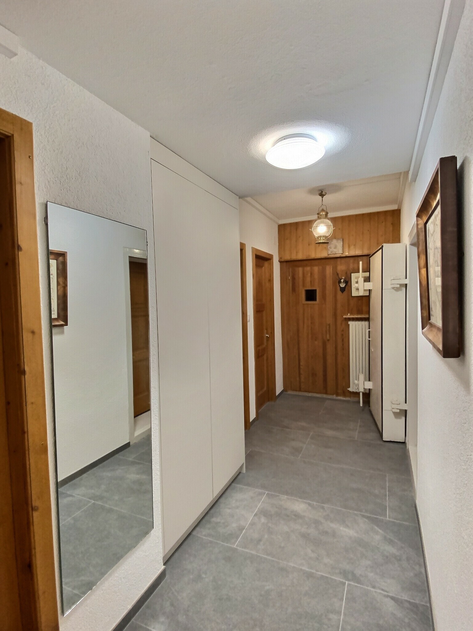 Flur mit Garderobe und Holzvertäfelung