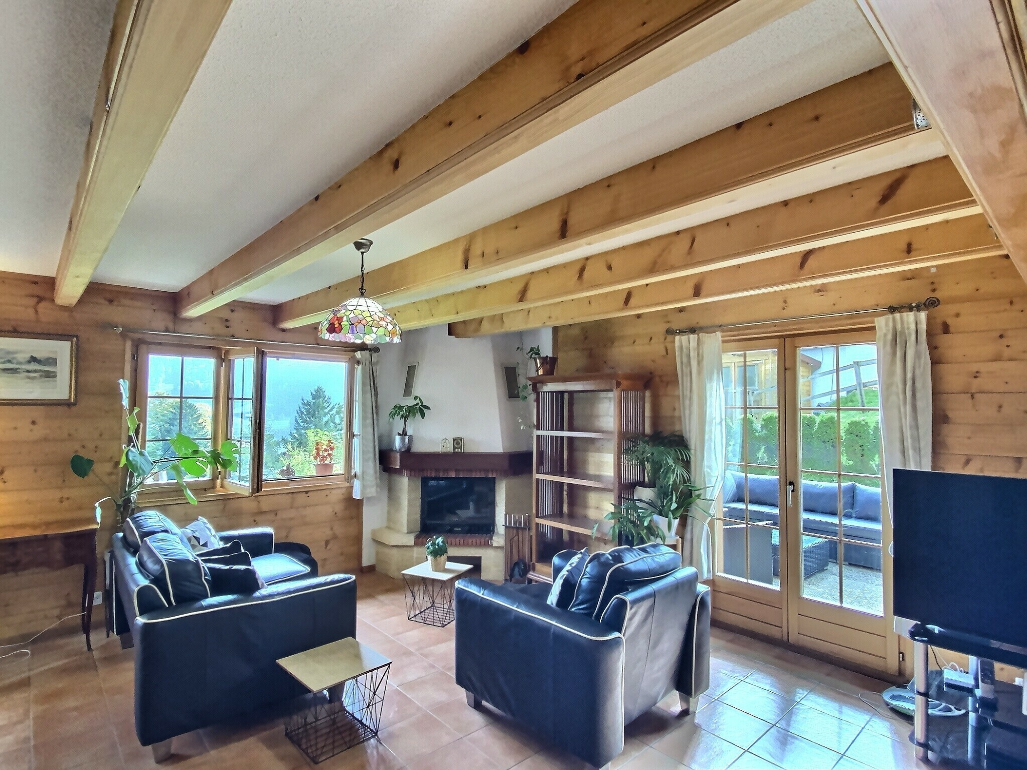 Gemütliches Wohnzimmer mit Holzverkleidung