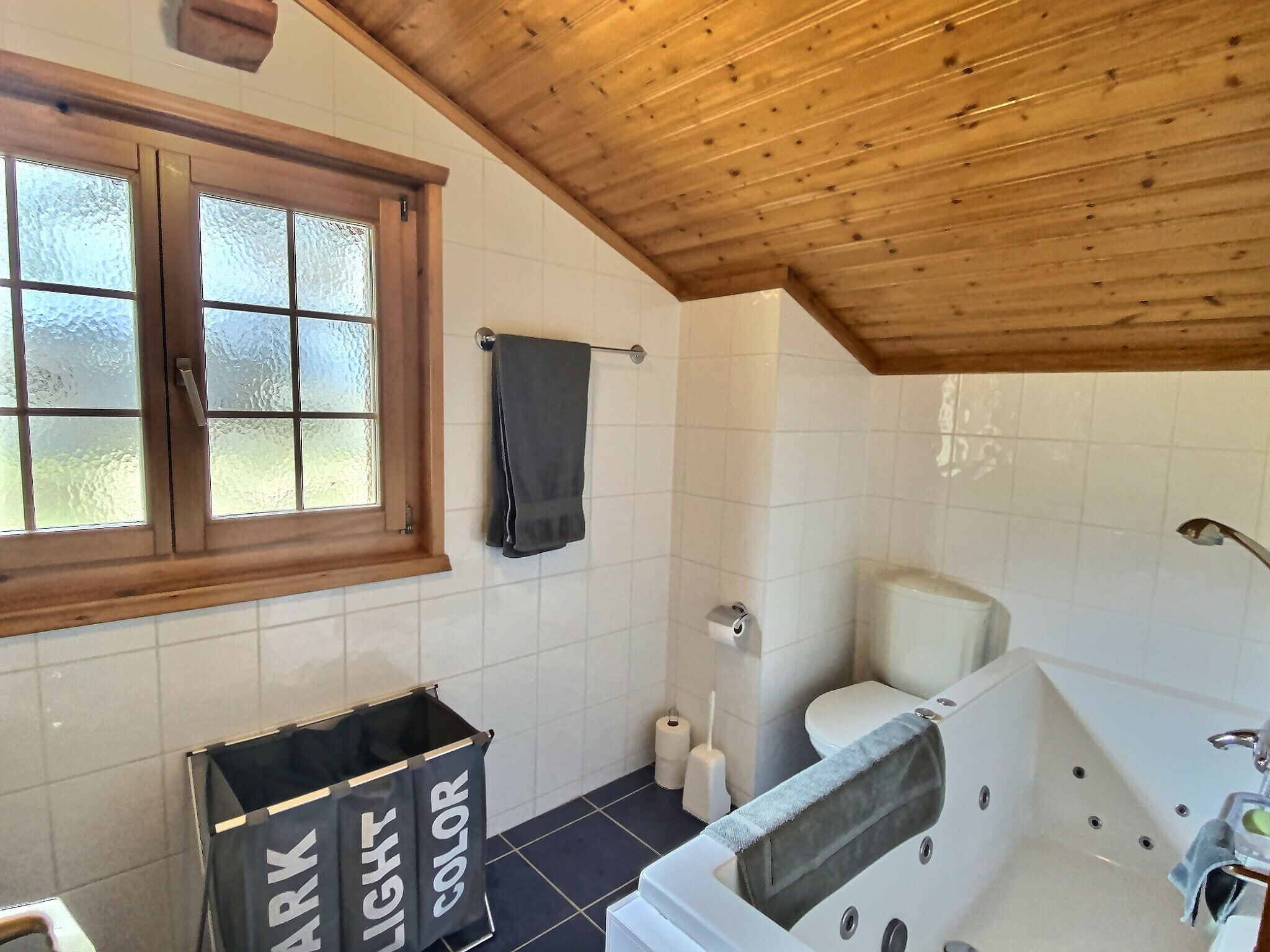 Badezimmer mit Dachschräge