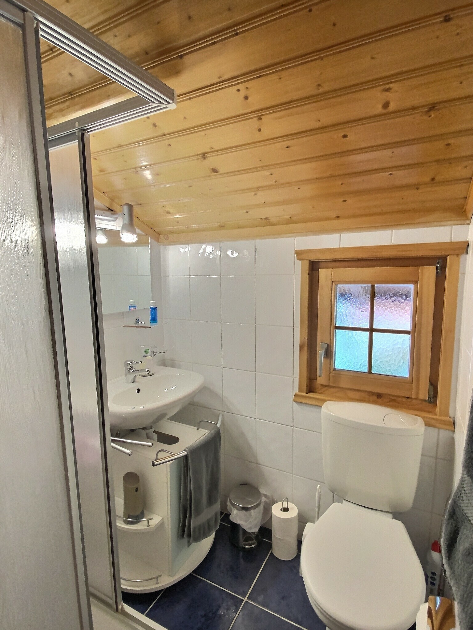 Kleines Badezimmer mit Holzdecke