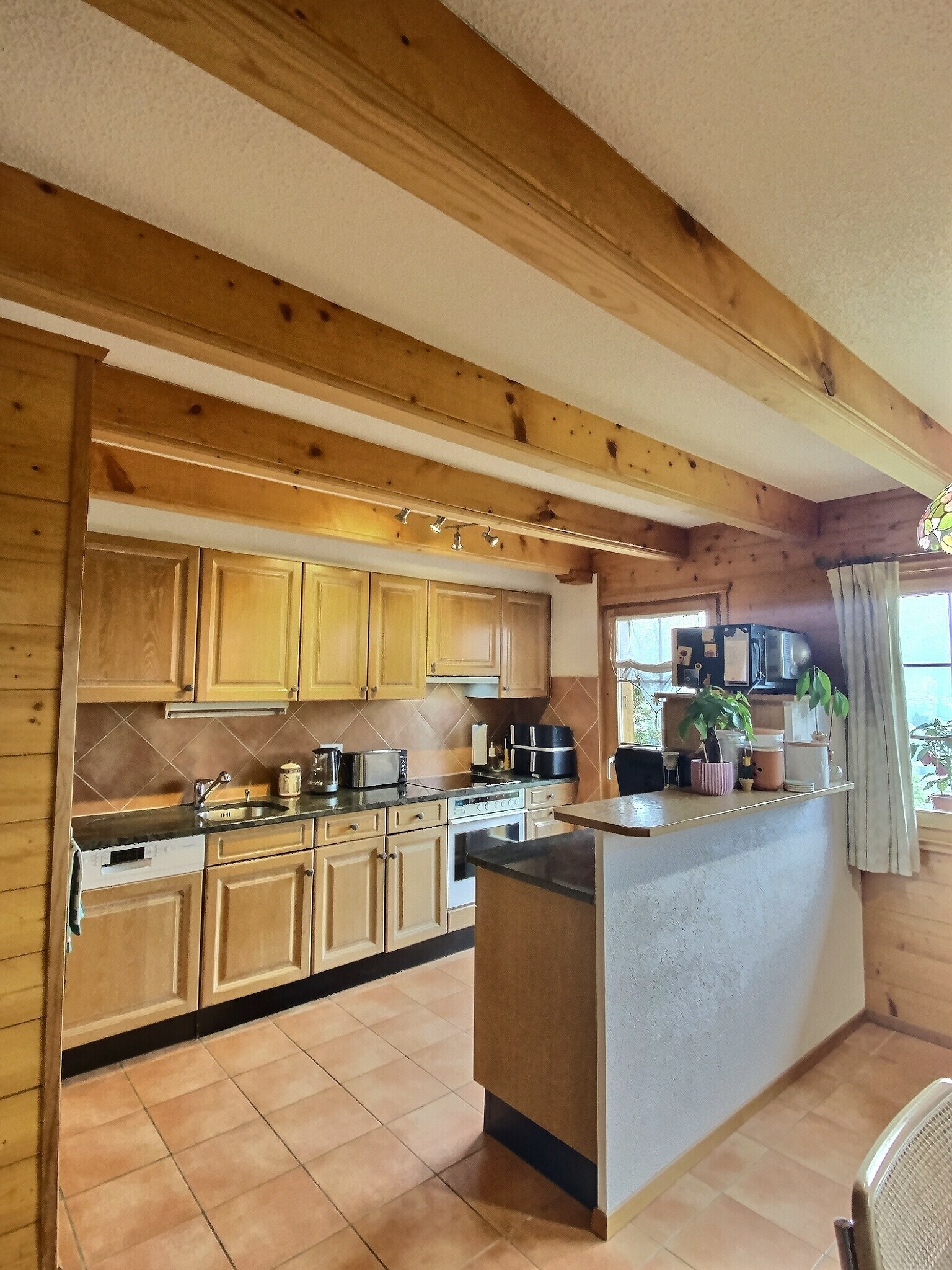 Gemütliche Küche mit Holzdecke