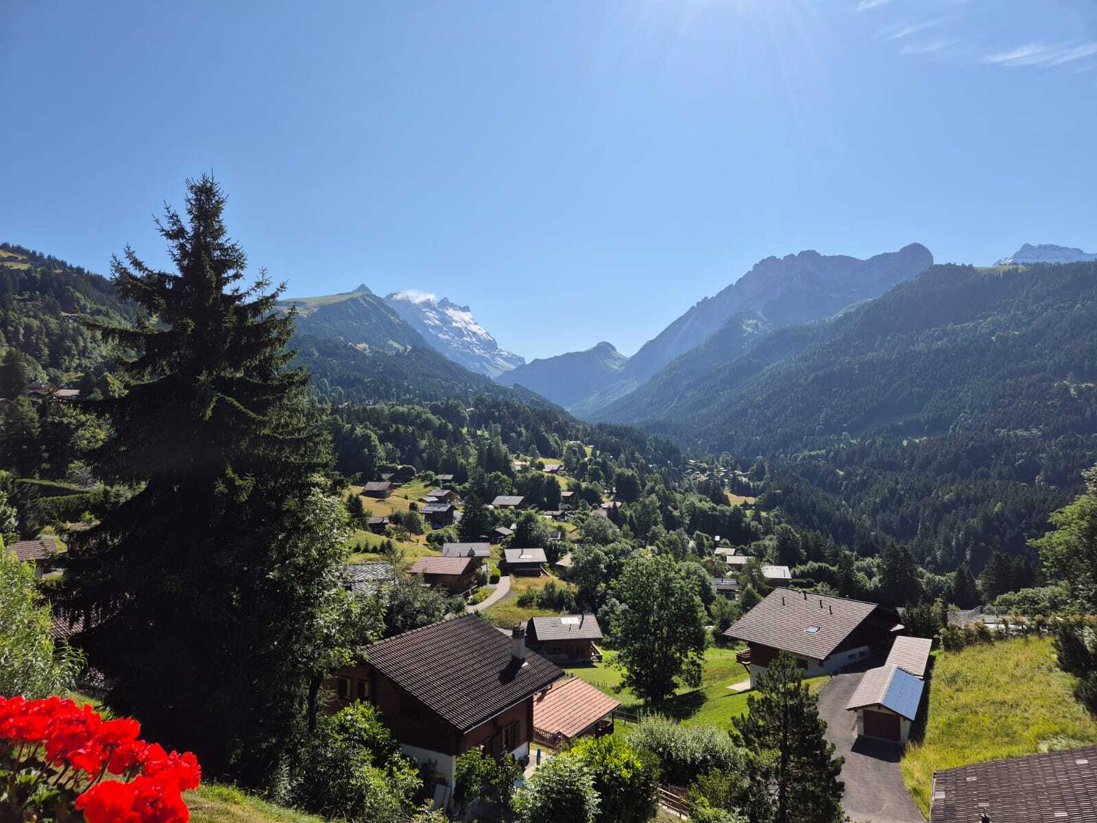 Bergtal mit Dorf und Panoramablick