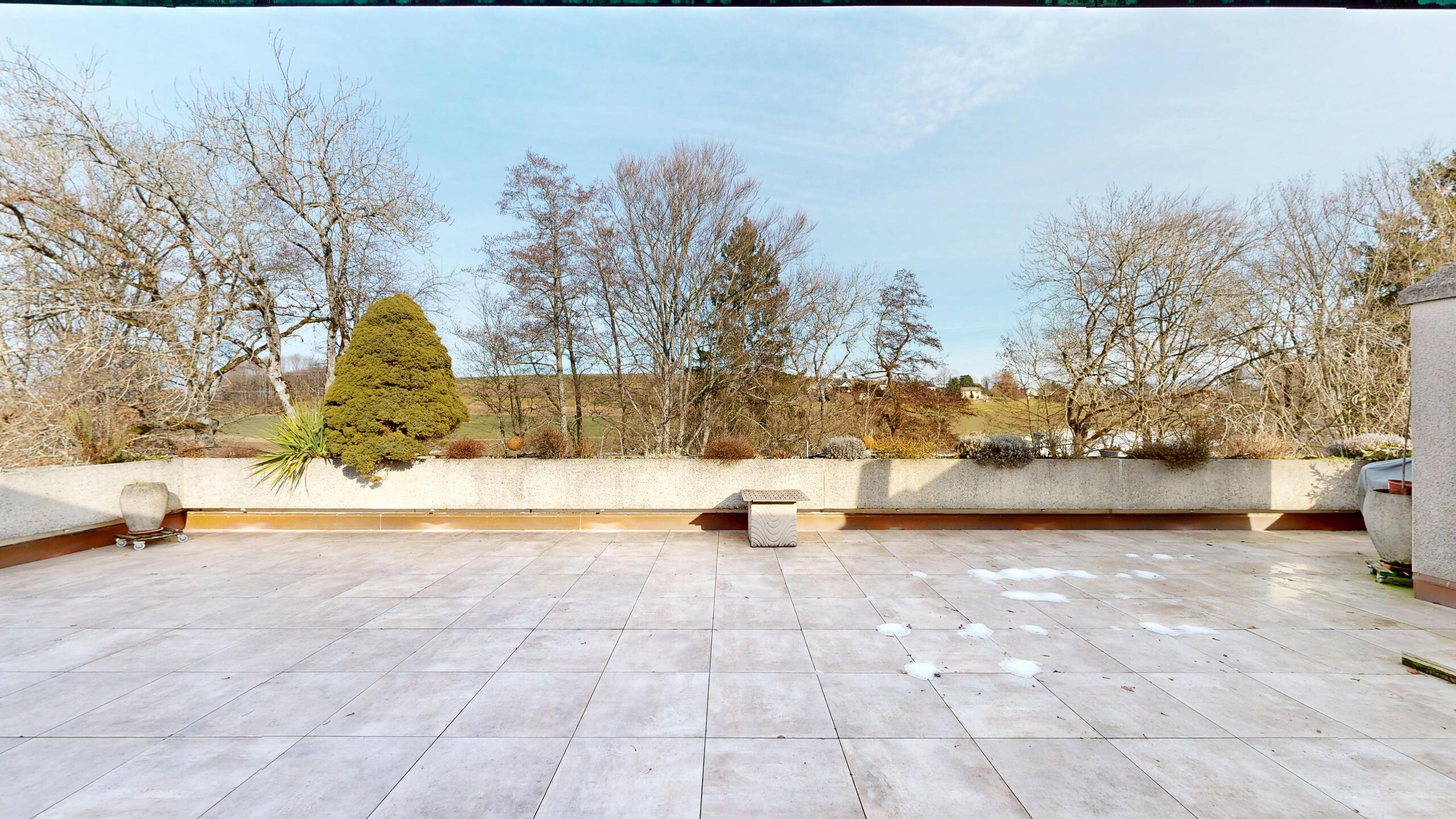 Große Terrasse mit weitem Ausblick
