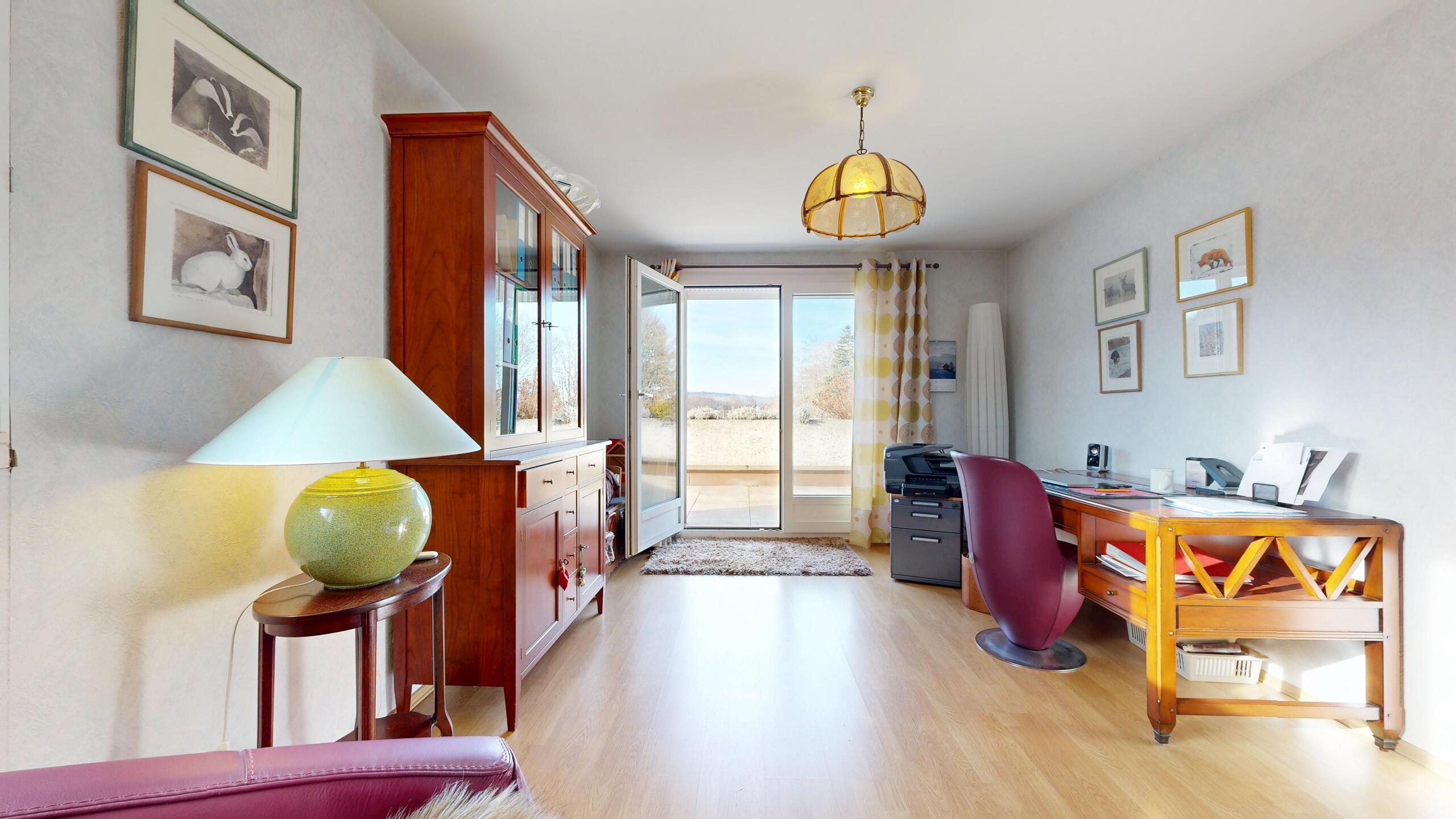 Helles Arbeitszimmer mit Balkonblick
