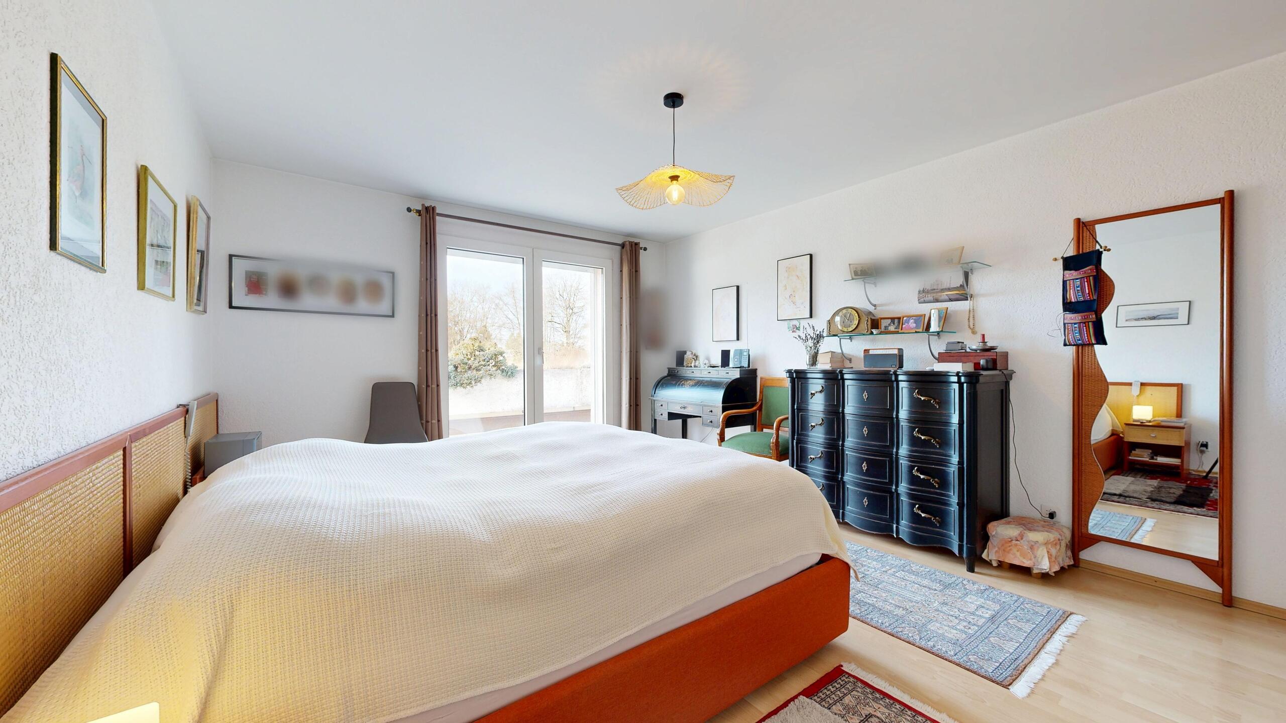 Helles Schlafzimmer mit Balkonzugang