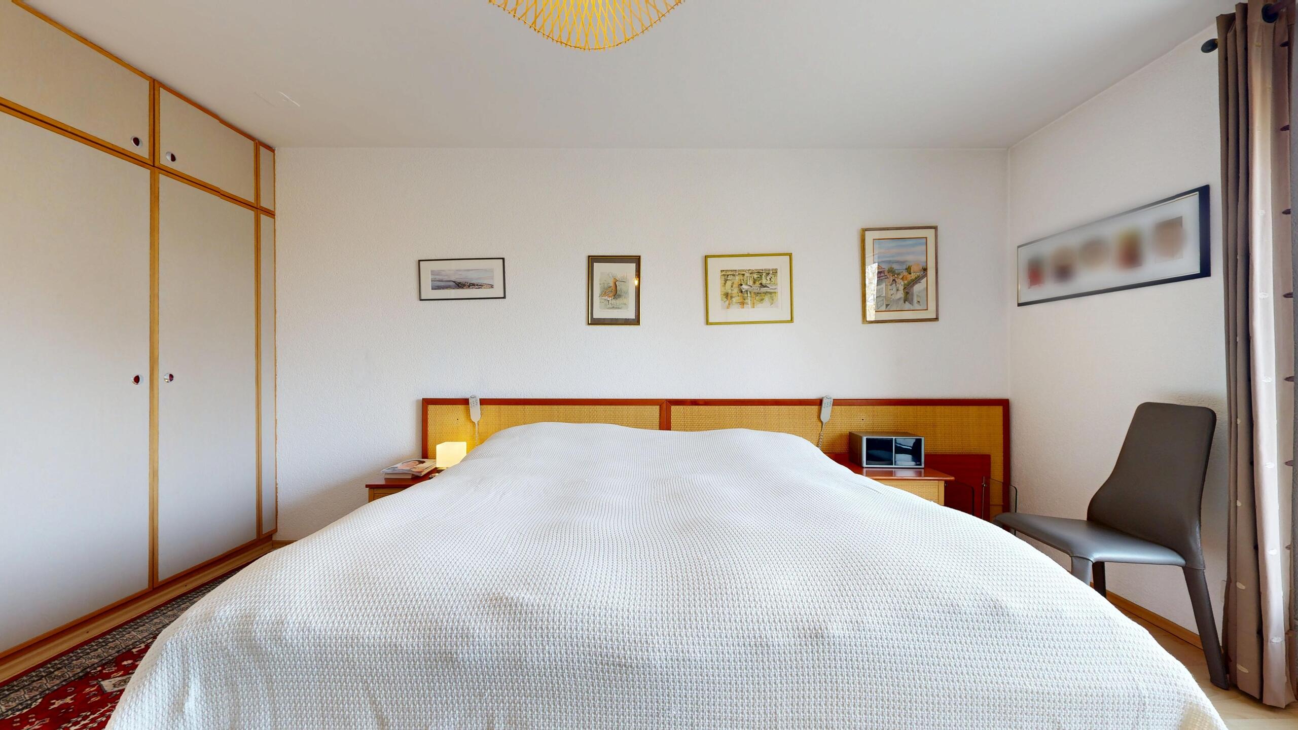 Schlafzimmer mit eingebautem Kleiderschrank