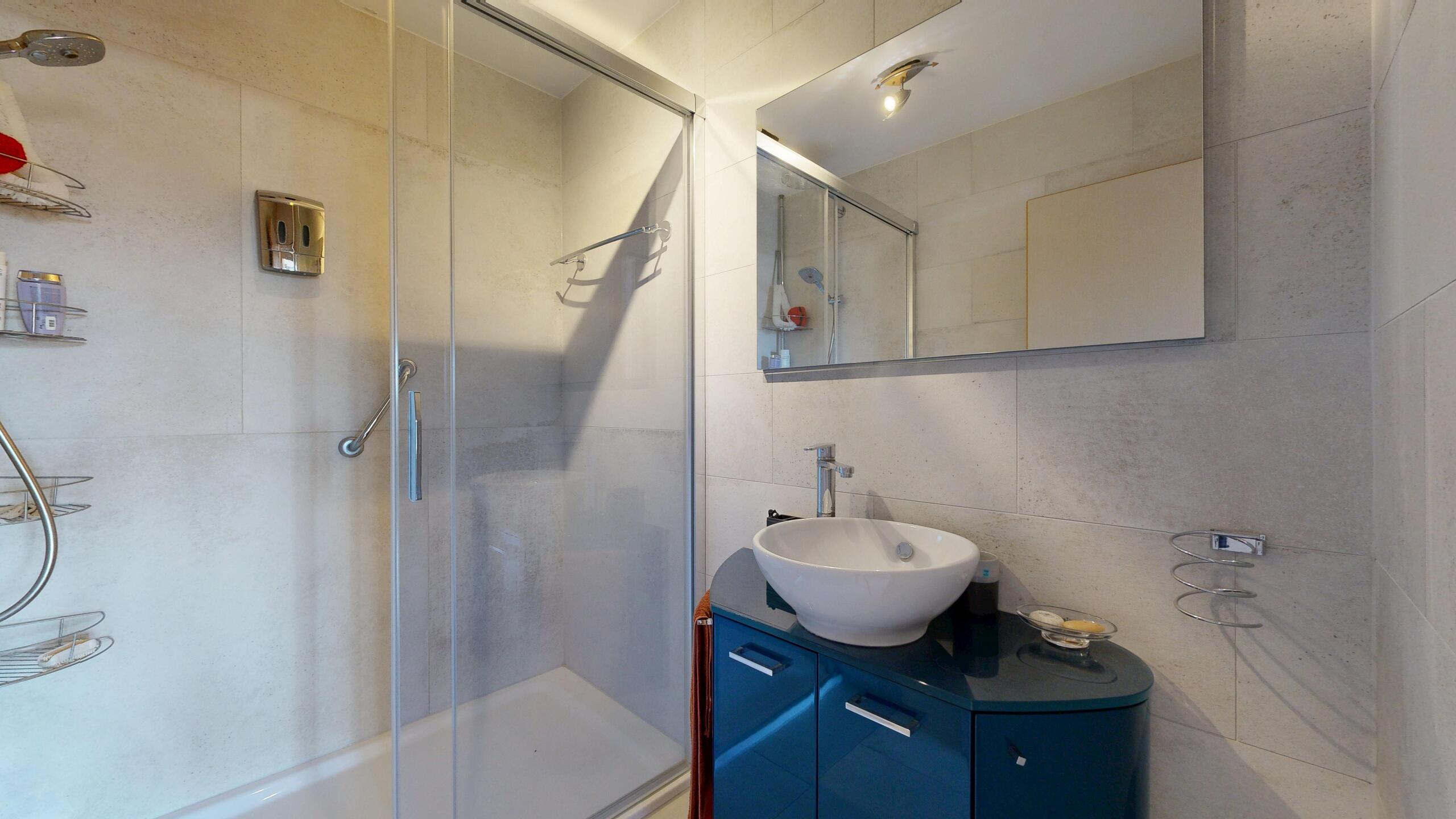 Modernes Badezimmer mit Dusche und Waschplatz