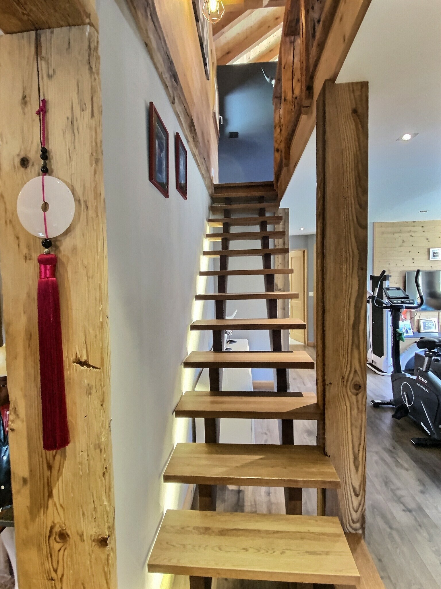 Offener Treppenbereich mit Holzstufen