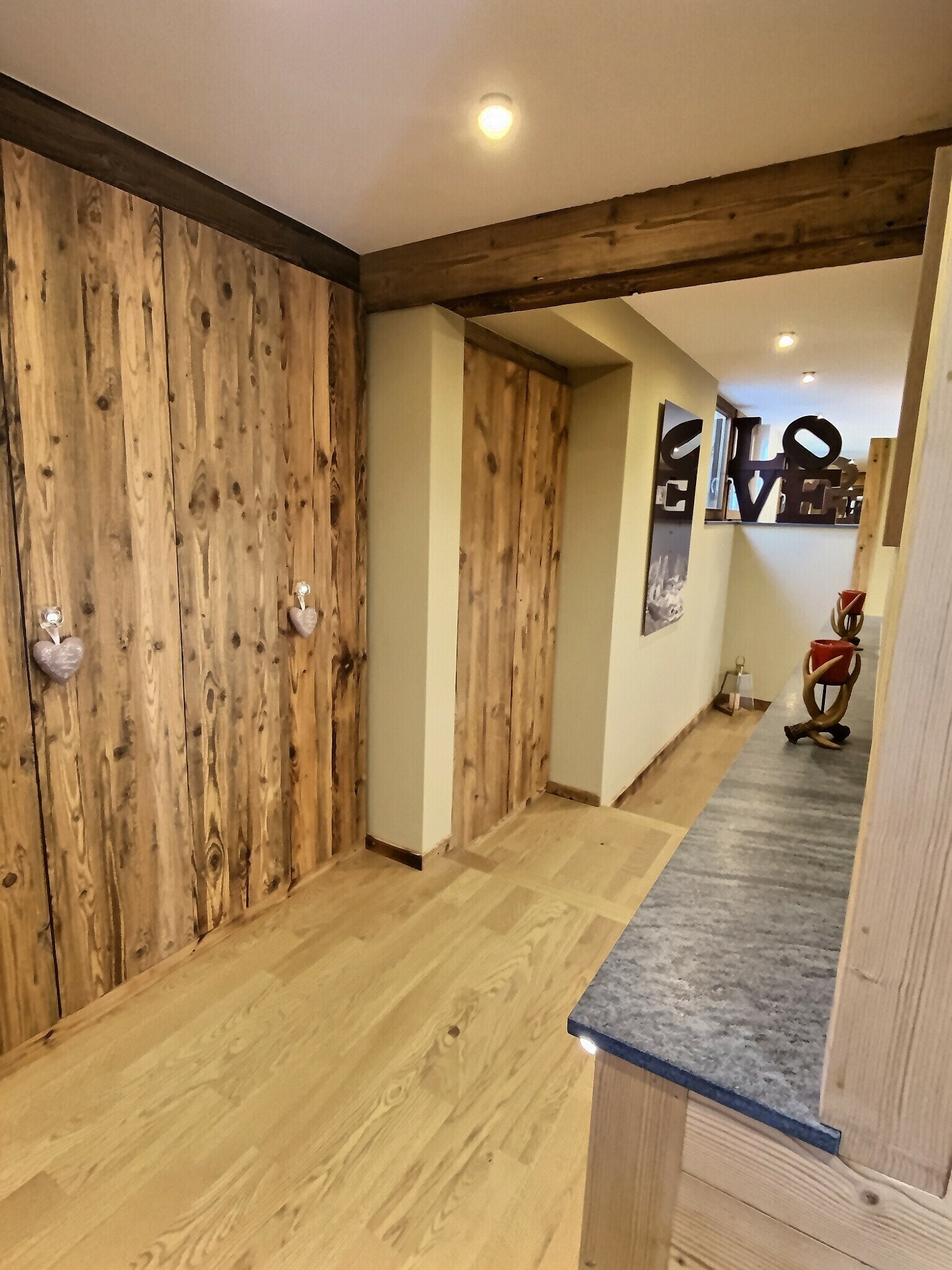 Rustikaler Flur mit Holzelementen