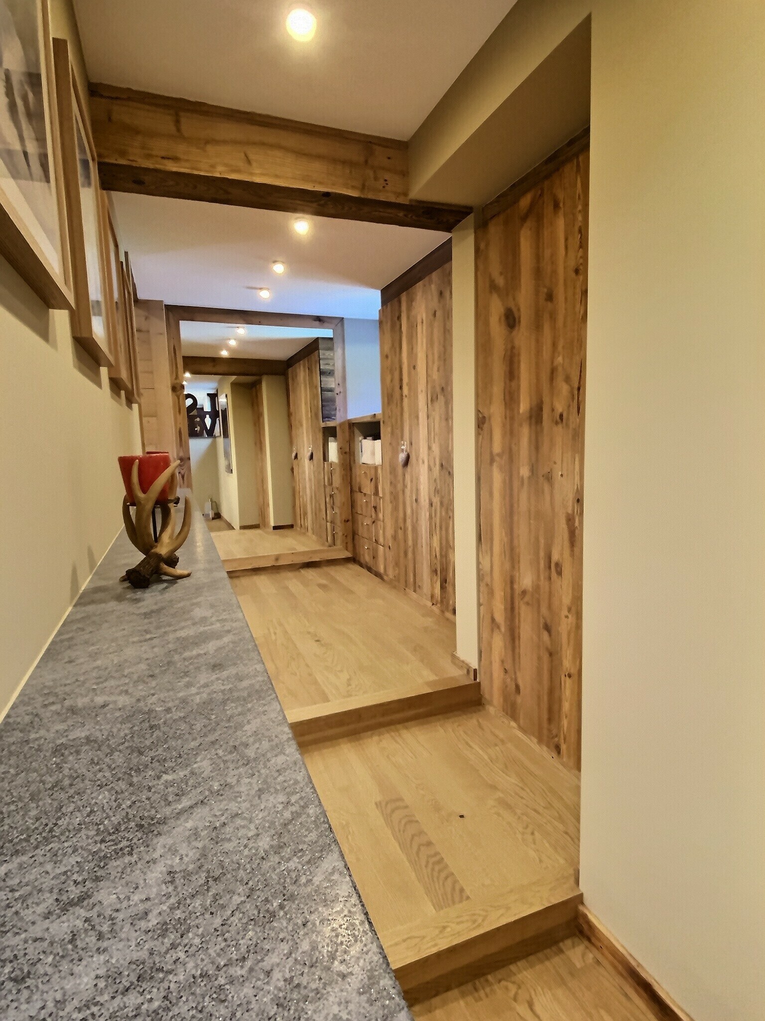 Rustikaler Flur mit Holzdetails