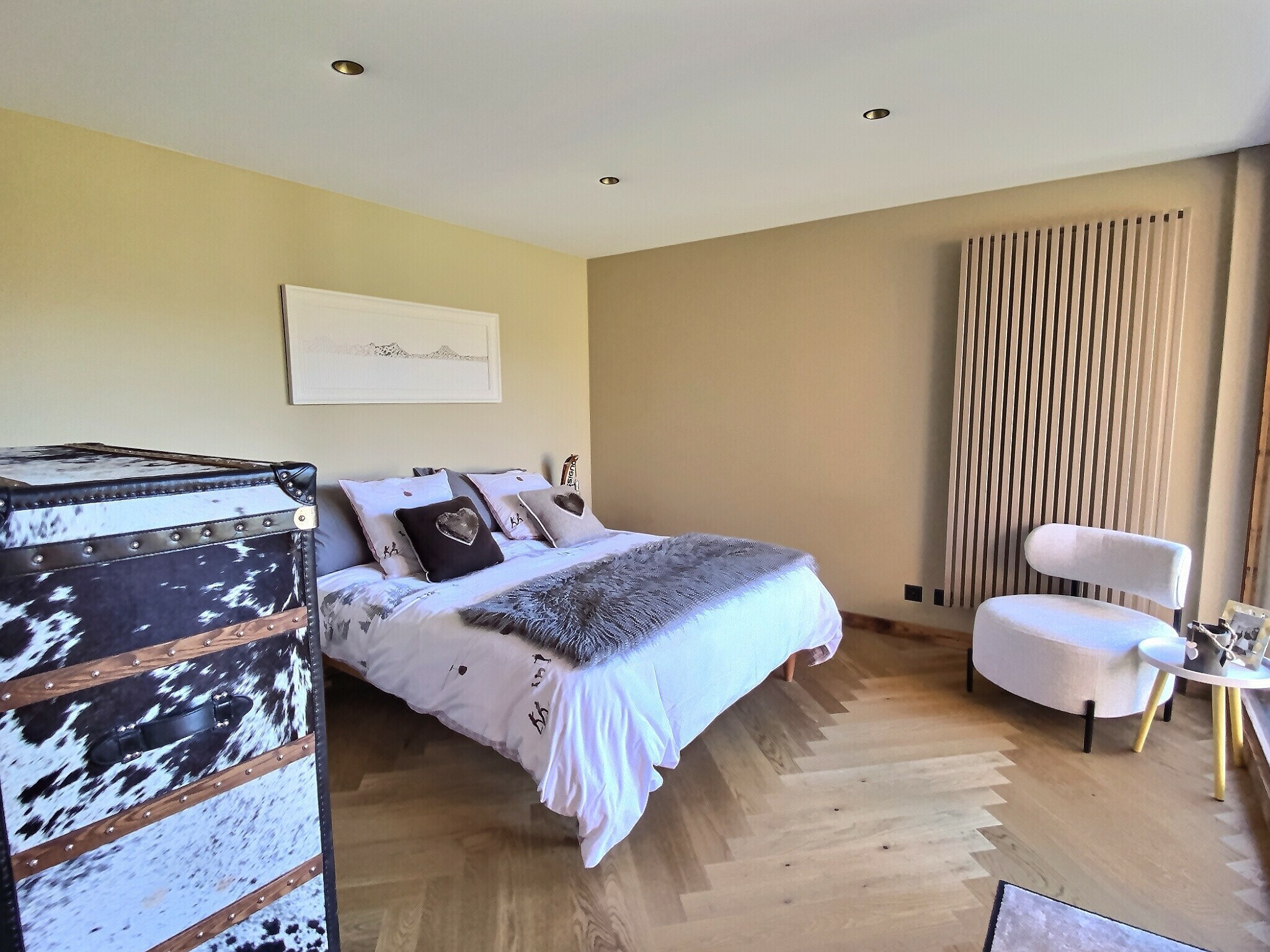 Gemütliches Schlafzimmer mit moderner, warmer Einrichtung