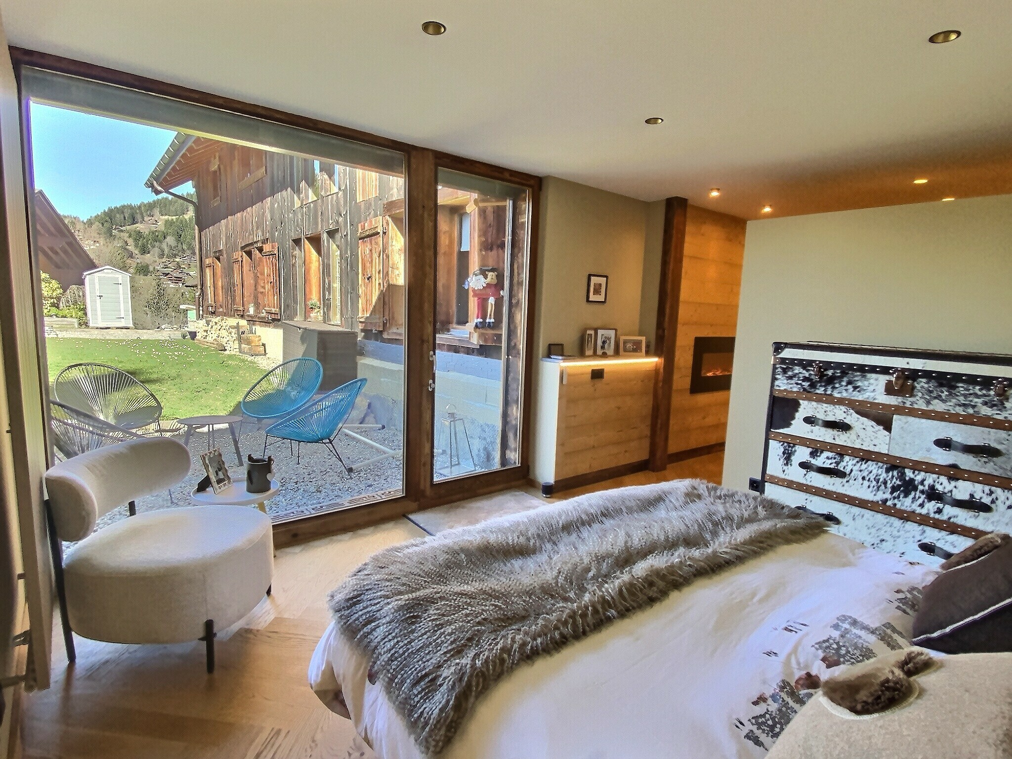 Gemütliches Schlafzimmer mit Bergblick