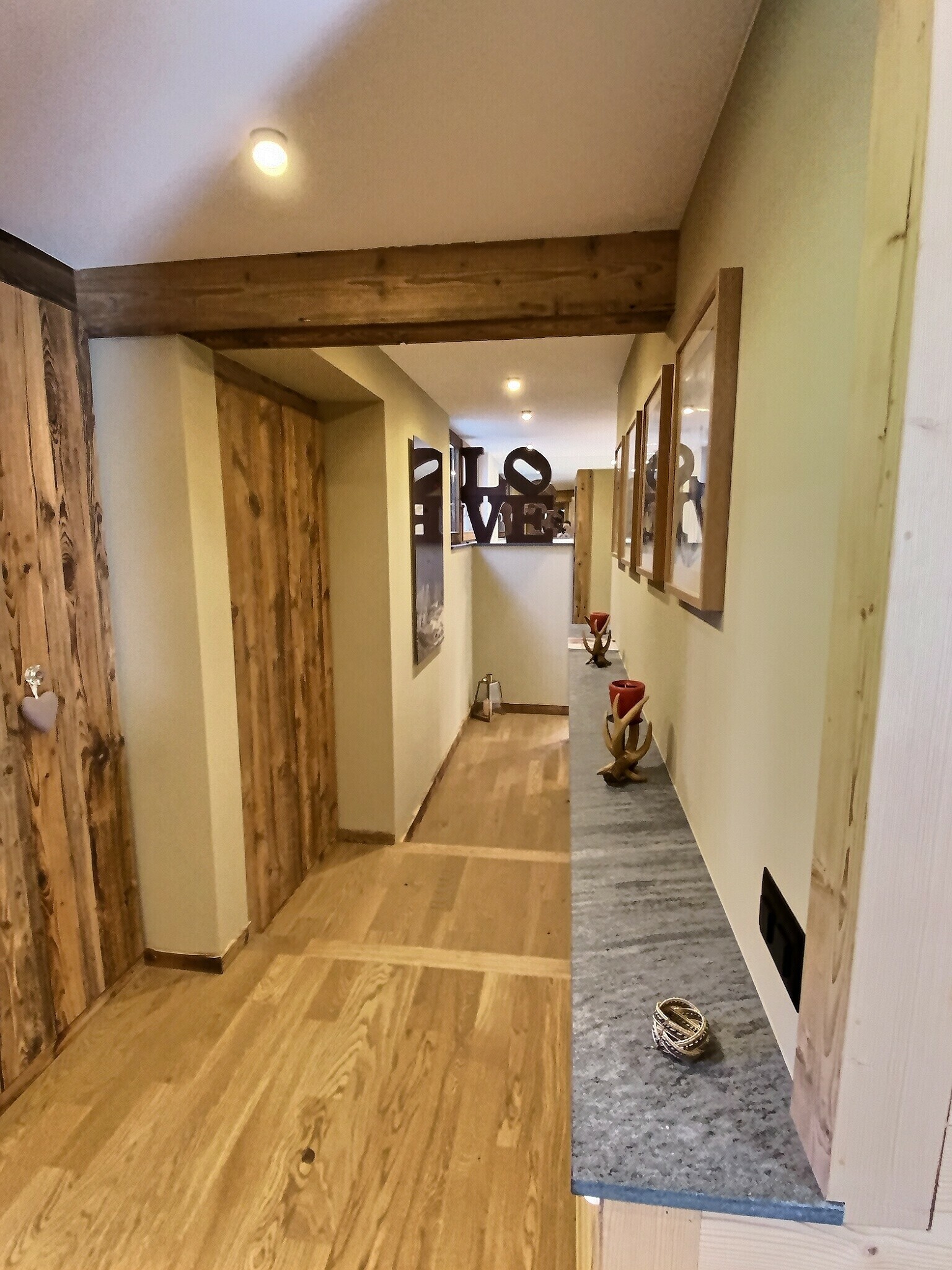 Rustikaler Flur mit Holzelementen