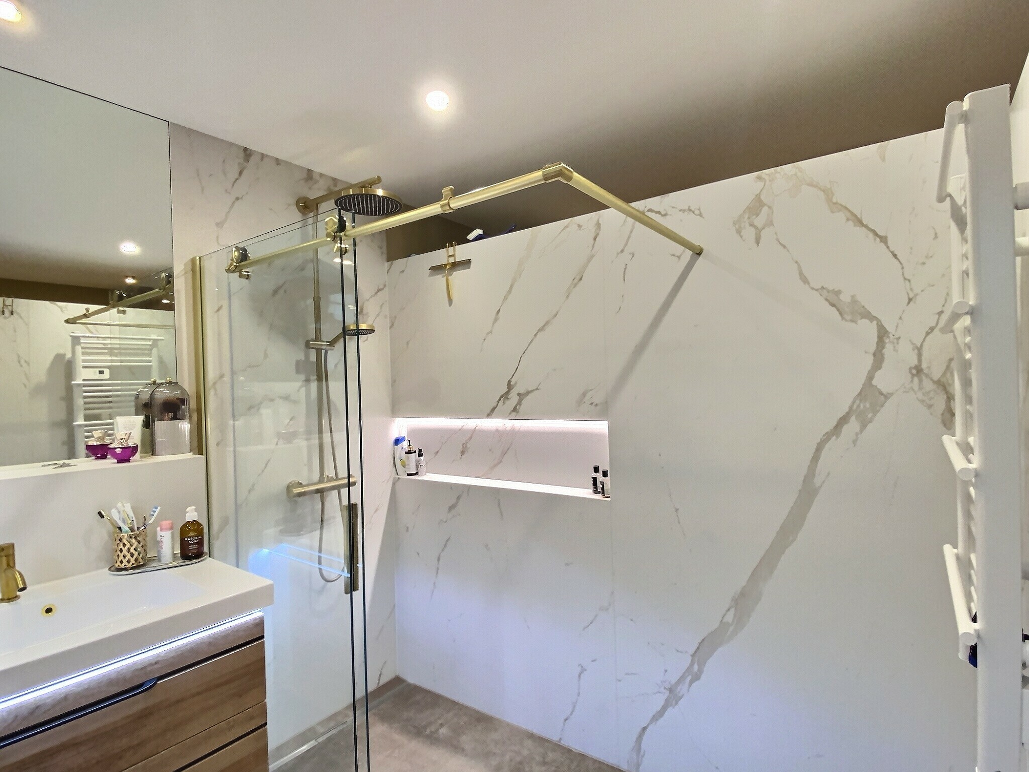 Modernes Badezimmer mit Walk-in-Dusche