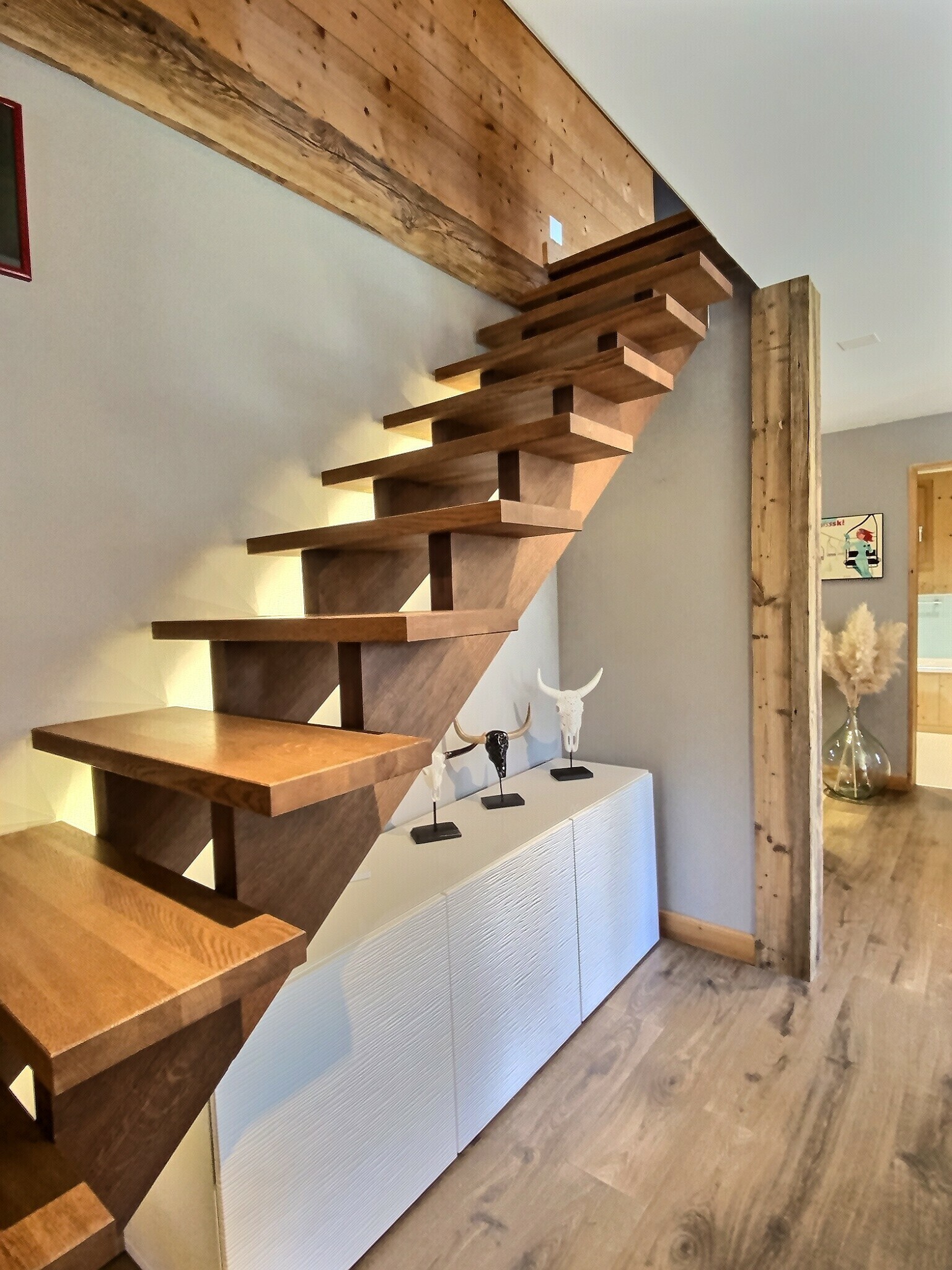 Offener Treppenbereich mit Holztreppe
