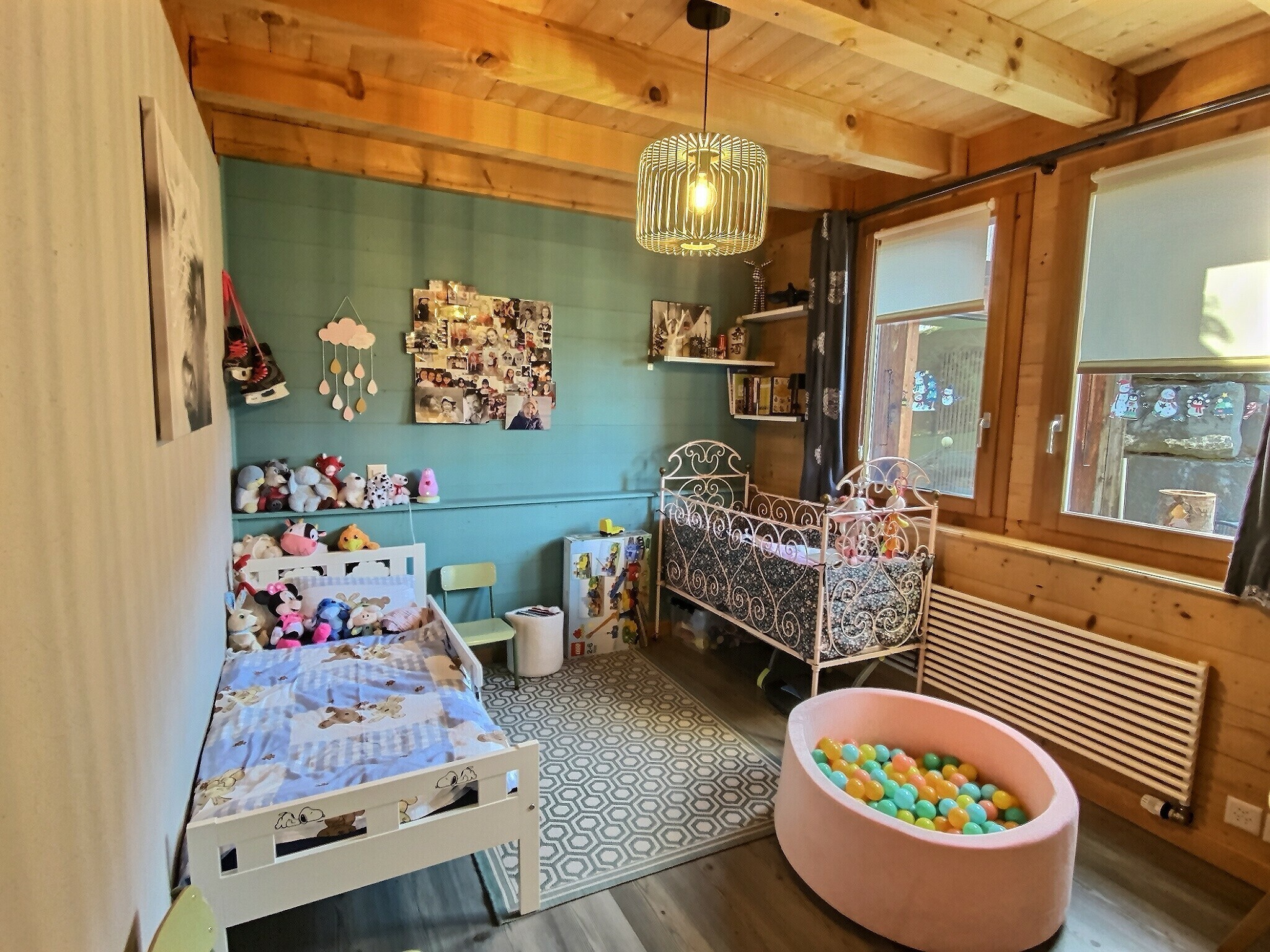 Kinderzimmer mit Holzdecke und Spielbereich