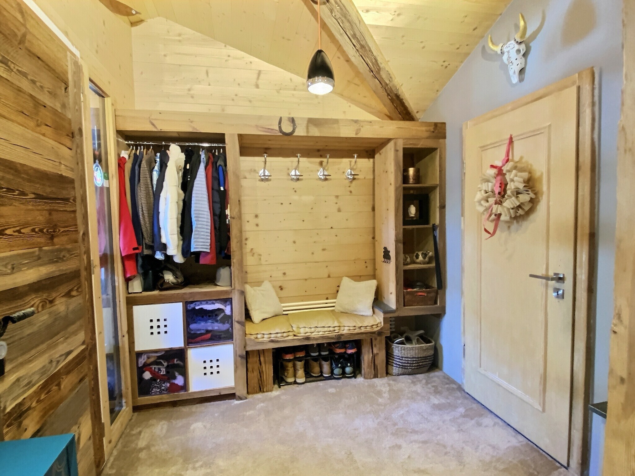 Begehbarer Ankleidebereich mit Holzregalen