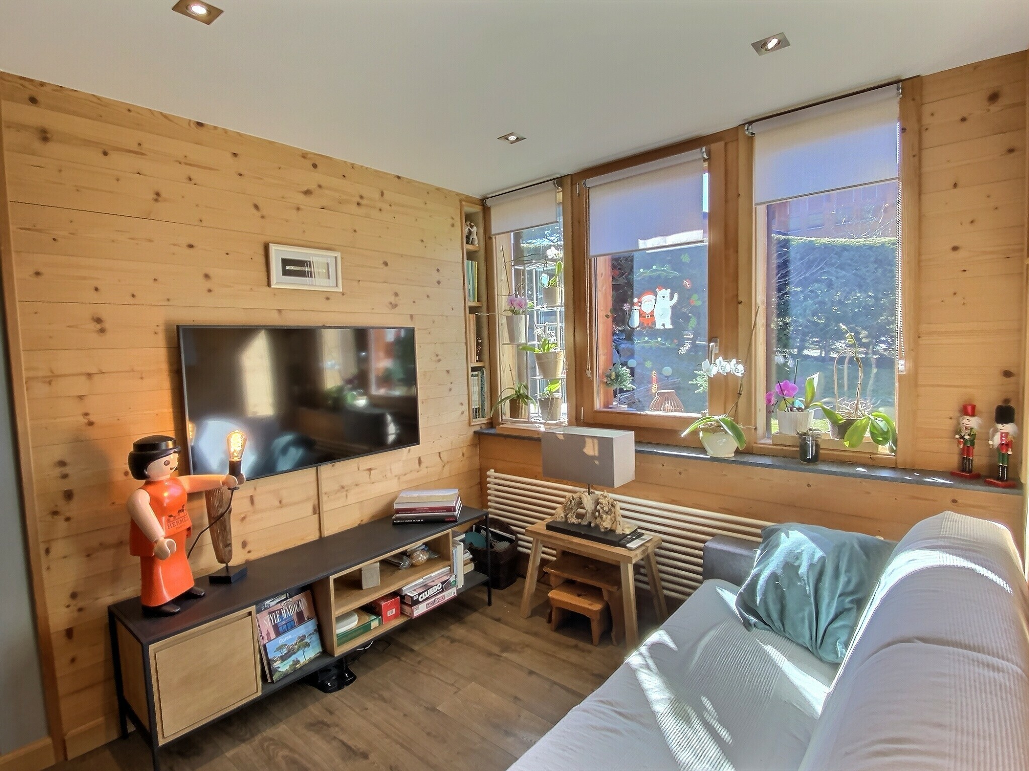 Gemütliches Wohnzimmer mit Holzverkleidung