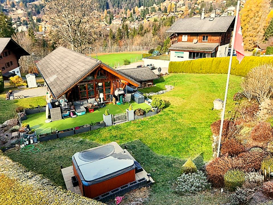 Großer Garten mit Chalet und Whirlpool