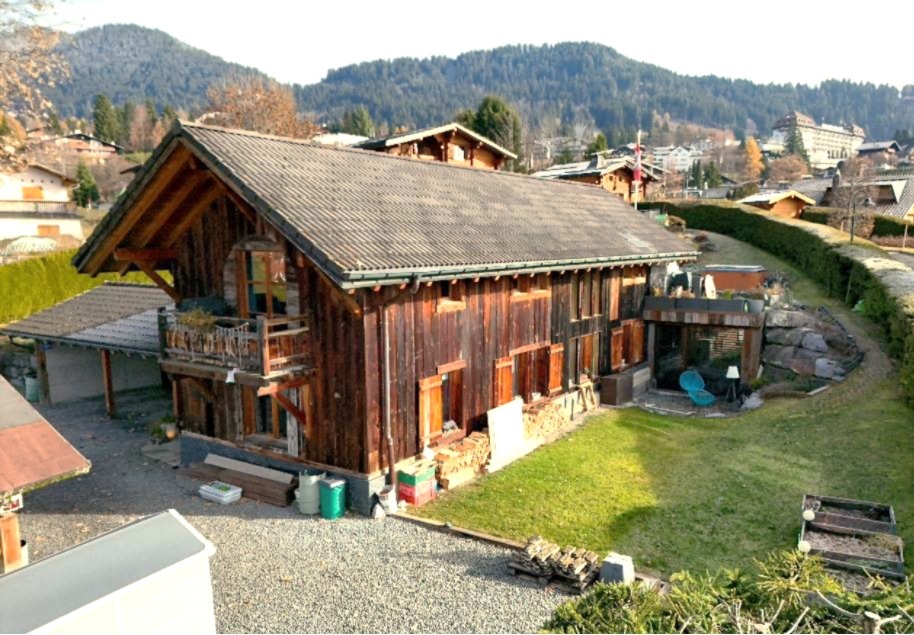 Rustikales Holzhaus in alpiner Umgebung