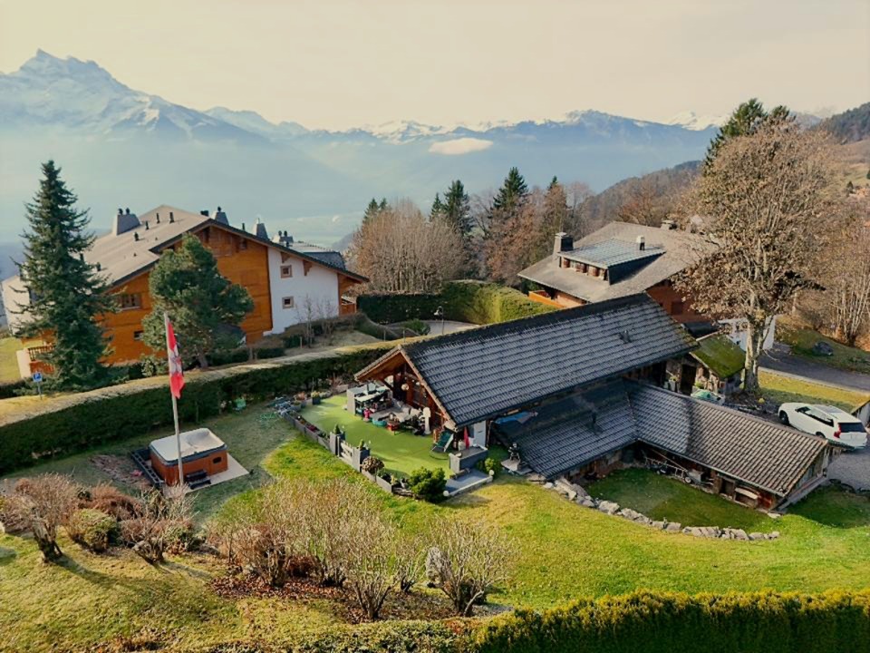 Alpenanwesen mit Garten und Bergblick