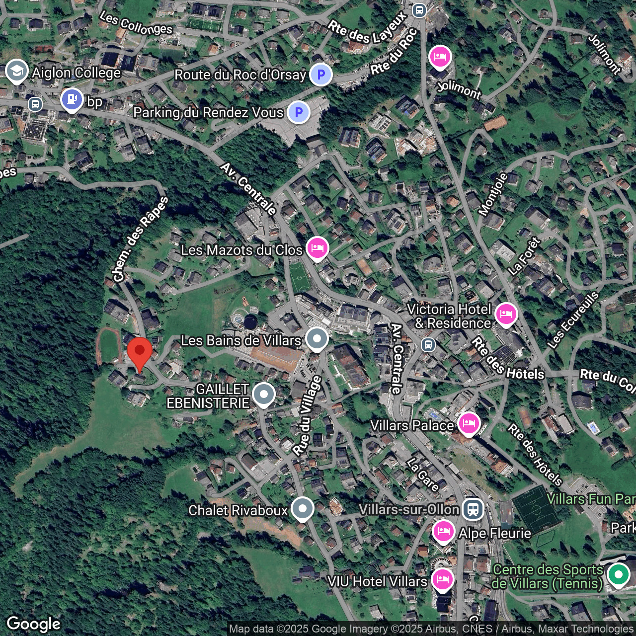 Satellitenansicht eines Bergortes mit markiertem Standort