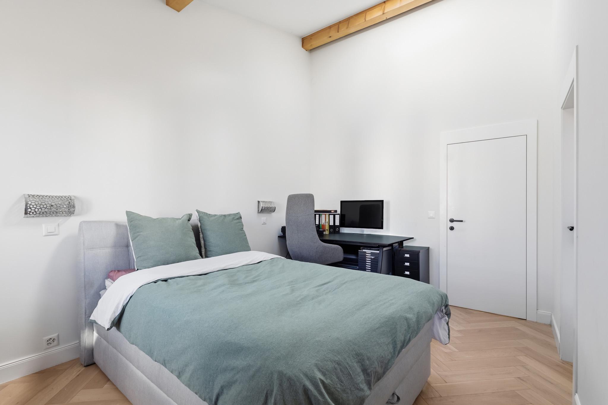Helles Schlafzimmer mit Arbeitsbereich