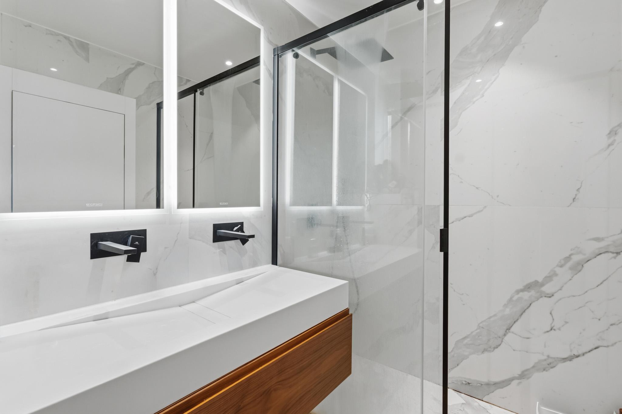 Modernes Badezimmer mit LED-Spiegel und Walk-in-Dusche