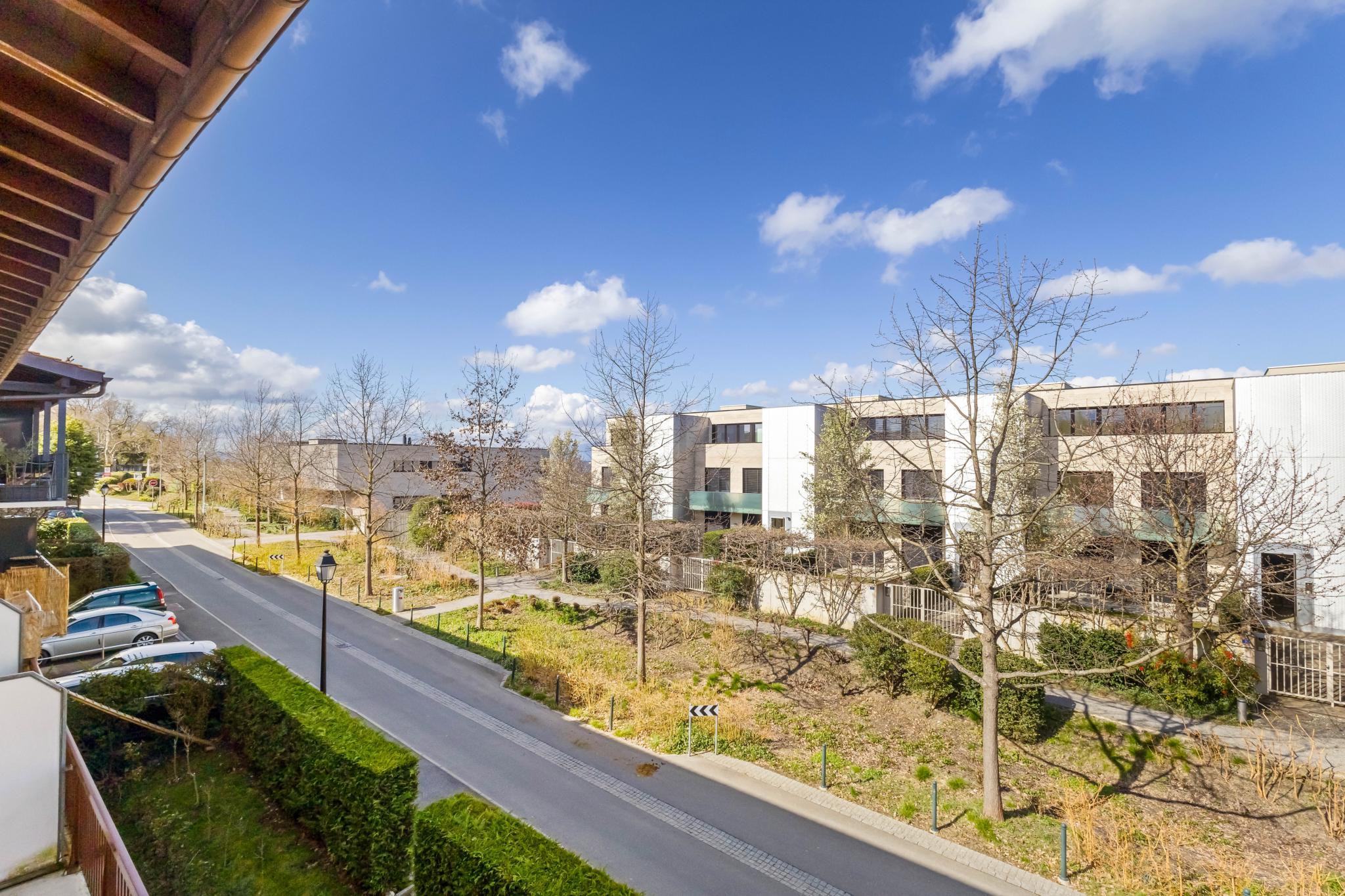 Blick vom Balkon auf Wohnstraße und Nachbarhäuser